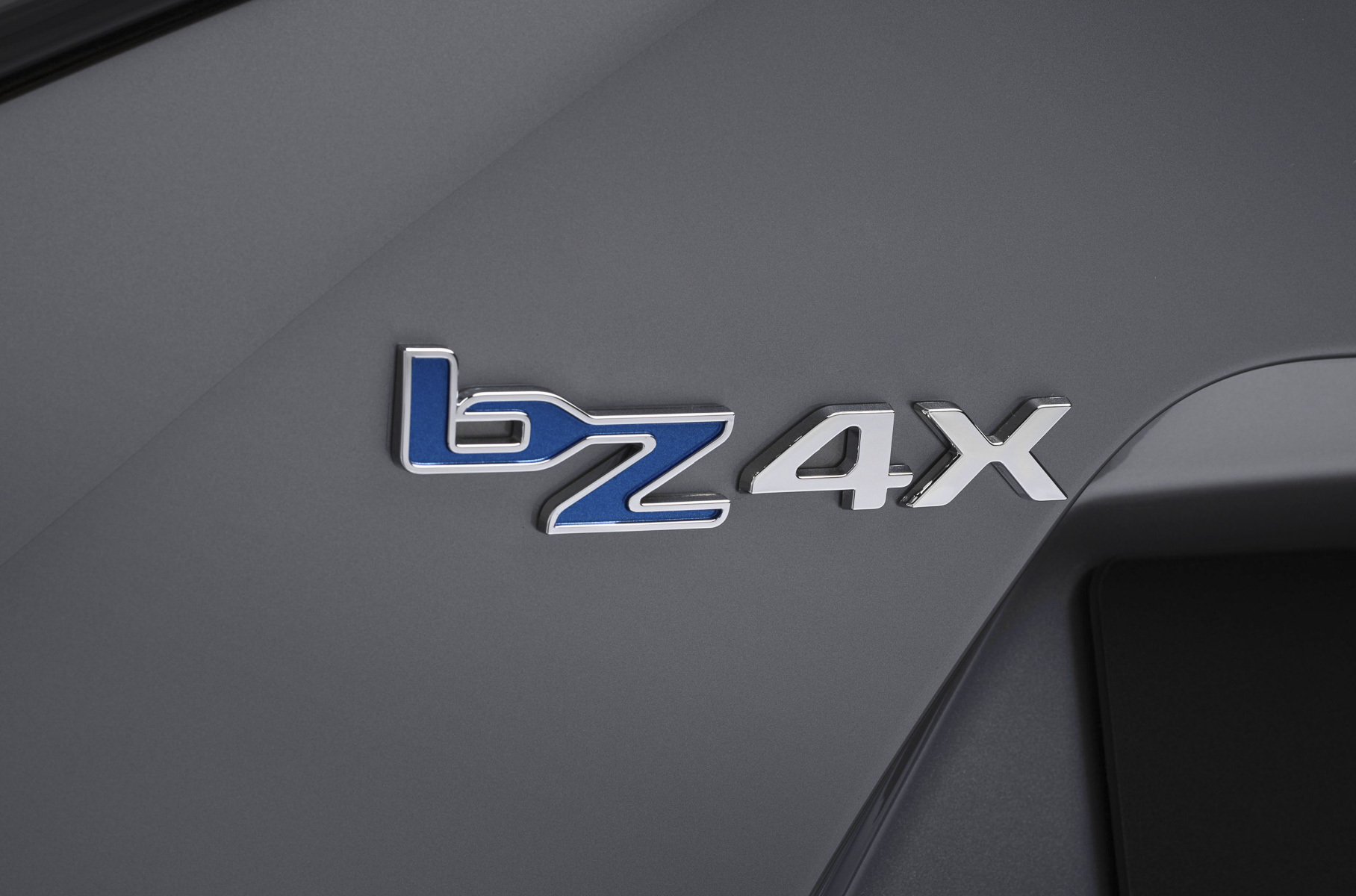 Объявлены цены на электрический кроссовер Toyota bZ4X