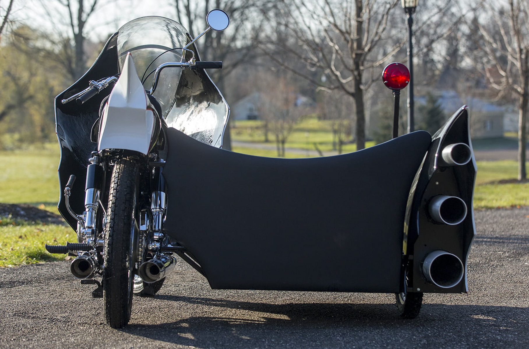 Мотоцикл Бэтмена, построенный на базе 55-летней Yamaha, пустят с молотка за четыре миллиона рублей