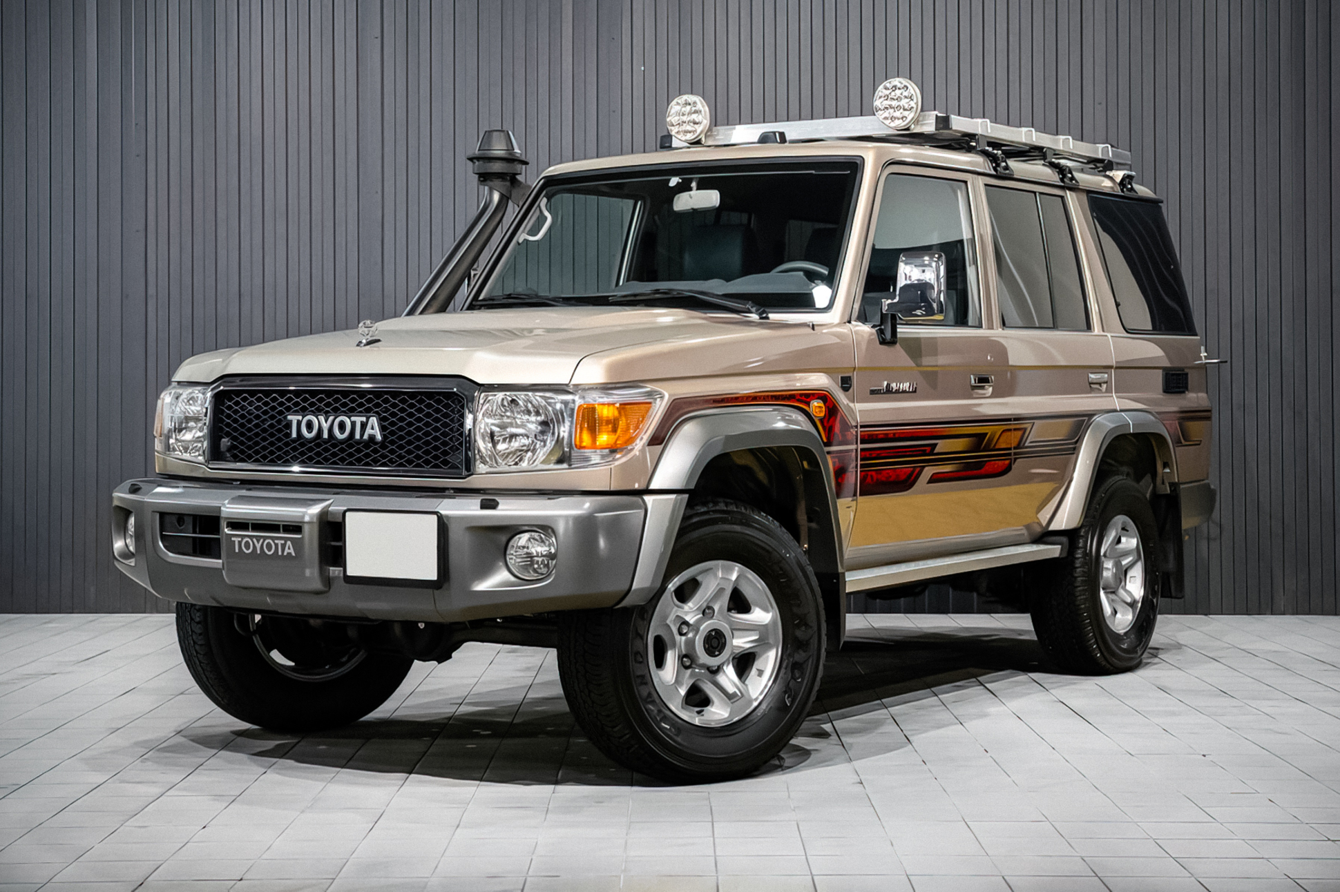 Коллекционный Toyota Land Cruiser 70 без пробега продают в России дороже  нового — Motor