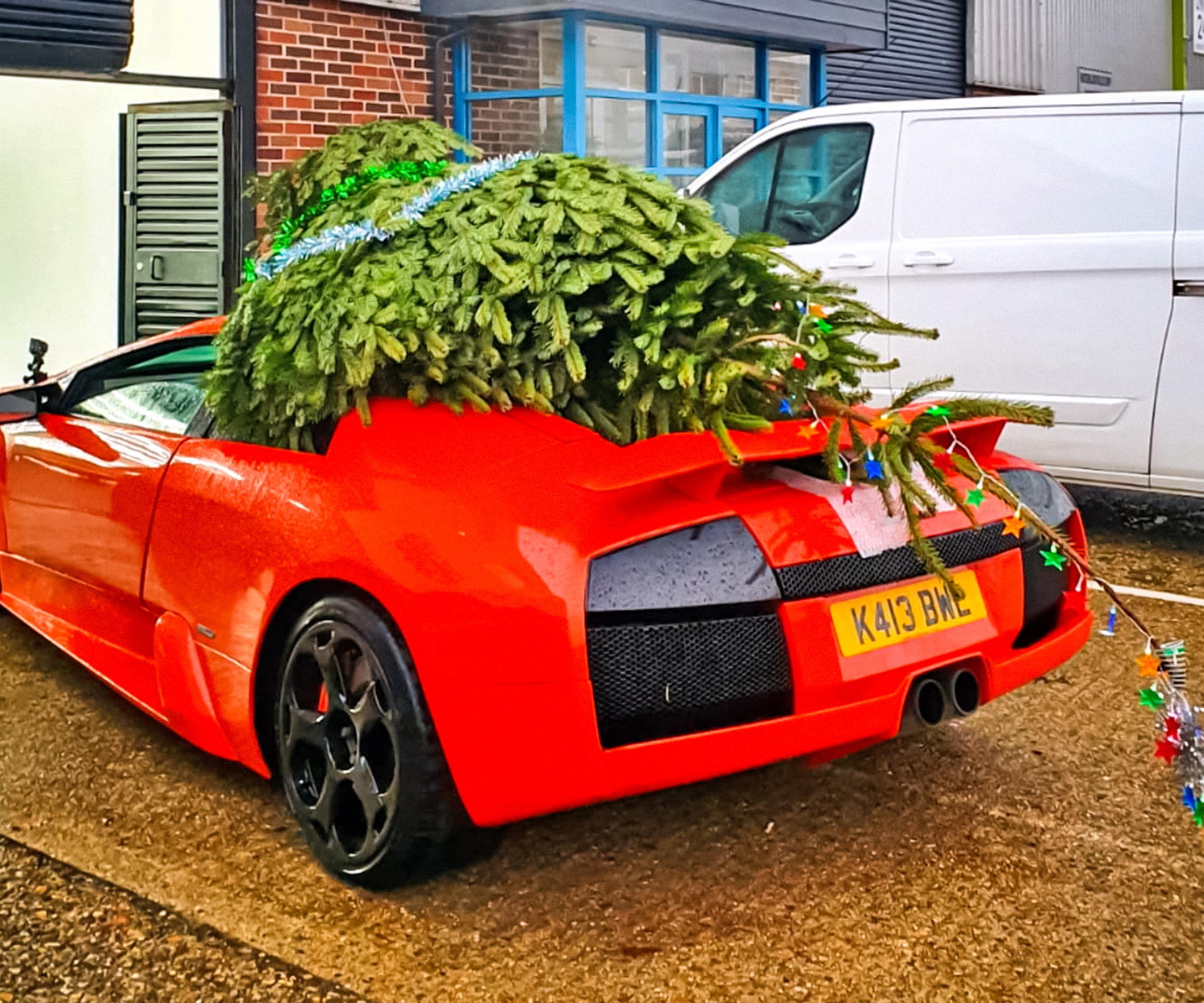 Видео: неудачная реплика Lamborghini доставляет рождественскую ель в  фотостудию — Motor