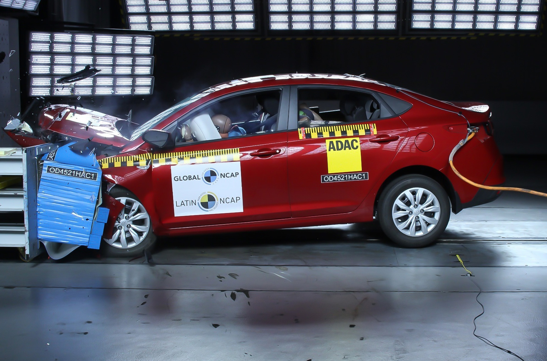 ### [Hyundai Accent/Solaris](https://motor.ru/testdrives/solarisp1.htm) Корейский седан в базовой комплектации [не справился](https://motor.ru/news/hyundai-accent-latinncap-18-12-2021.htm) с испытаниями Latin NCAP и не заслужил ни одной звезды. У машины не было системы стабилизации, а подушка безопасности всего одна. Специалисты отметили опасность для переднего седока справа и ребенка как при фронтальном столкновении на 64 километрах в час, так и при боковом ударе на 50 километрах в час.