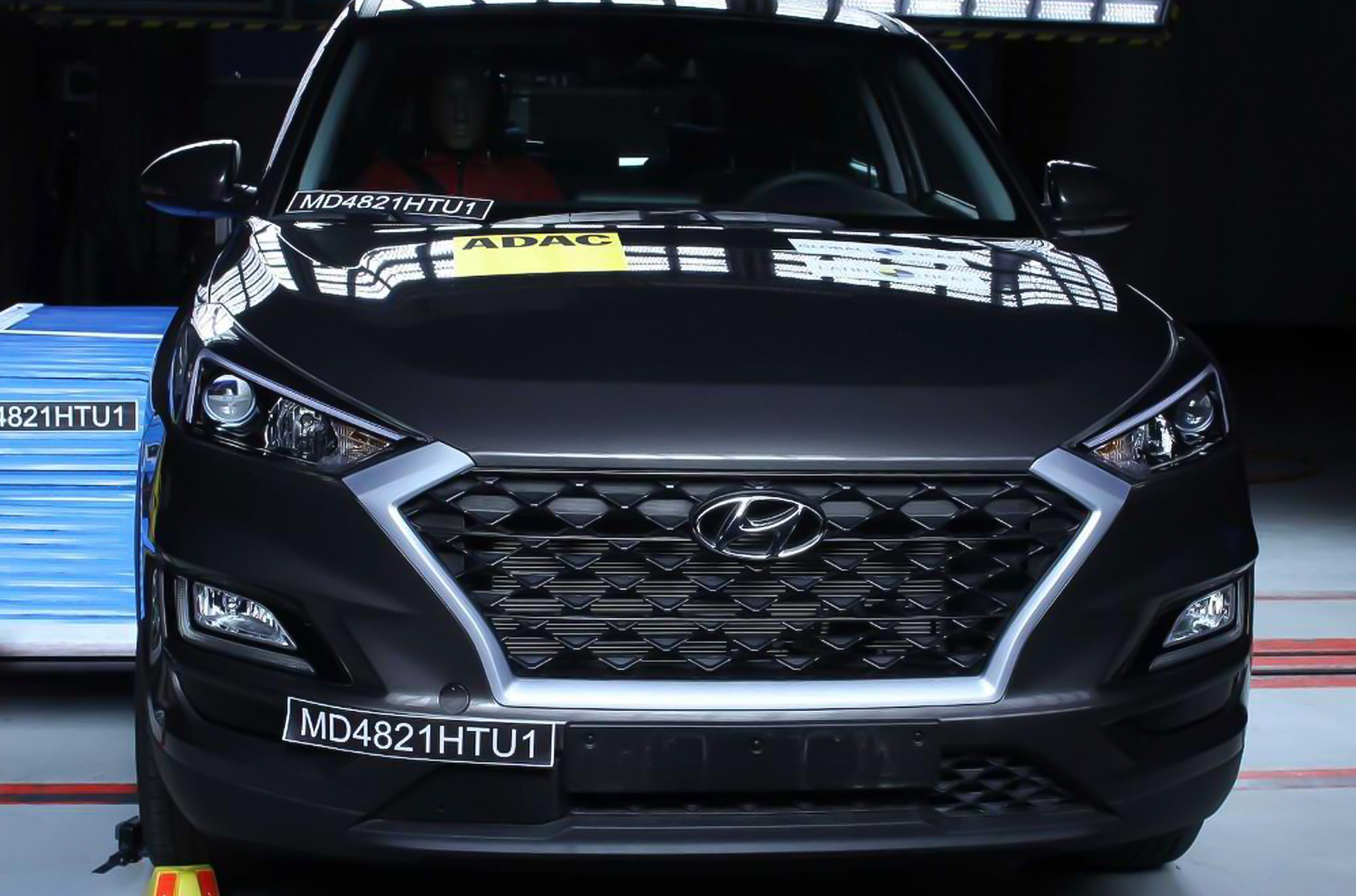 Хуже всего оценили защиту детей. И во фронтальном, и в боковом ударах кузов серьезно деформировался. К тому же в базе отсутствует система стабилизации, а подушек лишь две. В результате уровень защиты седоков переднего ряда составил 51 процент, пешеходов — 50 процентов, детей — четыре процента. Системы безопасности заработали семь процентов.