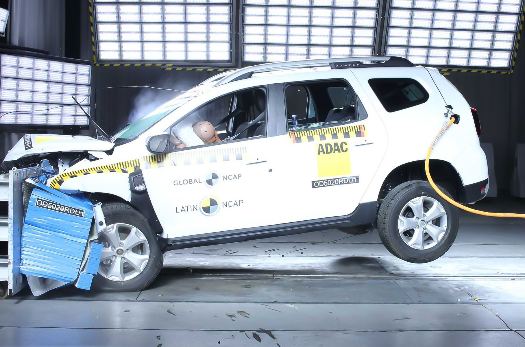 Специалисты проверили машину в базовом исполнении с парой подушек. Ужасный результат оказался неожиданностью: два года назад версия румынского производства заработала четыре звезды из пяти. Регламент испытаний с того момента стал строже, но ненамного.