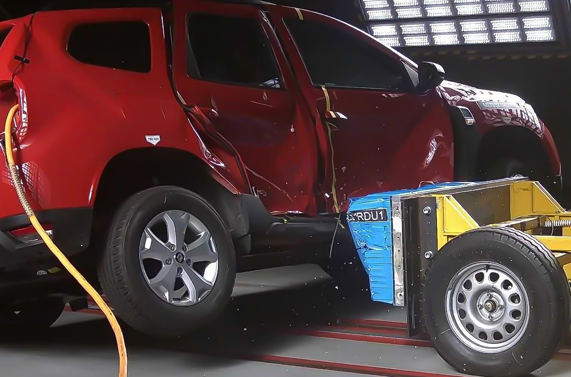 Однако производитель оправдывает фиаско именно ужесточением методики, а по уровню безопасности модификации для разных рынков одинаковы. Впрочем, все отмеченные недостатки трудно объяснить всего лишь изменением регламента. Отметим, что четыре года назад Duster первого поколения не прошёл испытание по стандарту Global NCAP в Индии.