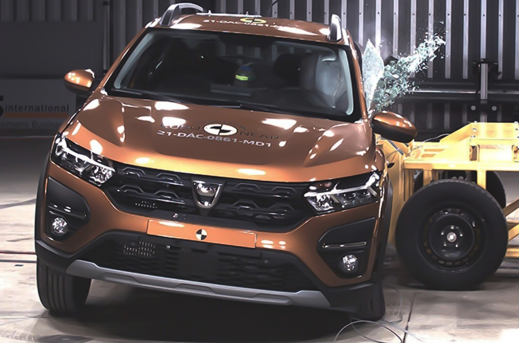 ### [Dacia/Renault Logan и Sandero Stepway](https://motor.ru/news/new-logan-sandero-production-11-10-2021.htm) Компания Renault и румынский бренд Dacia, который ей принадлежит, регулярно получают низкие оценки на краш-тестах. Новые Logan и Sandero Stepway, представленные прошлой осенью, [заслужили](https://motor.ru/news/logan-sandero-encap-13-04-2021.htm) на испытаниях Euro NCAP всего по две звезды.