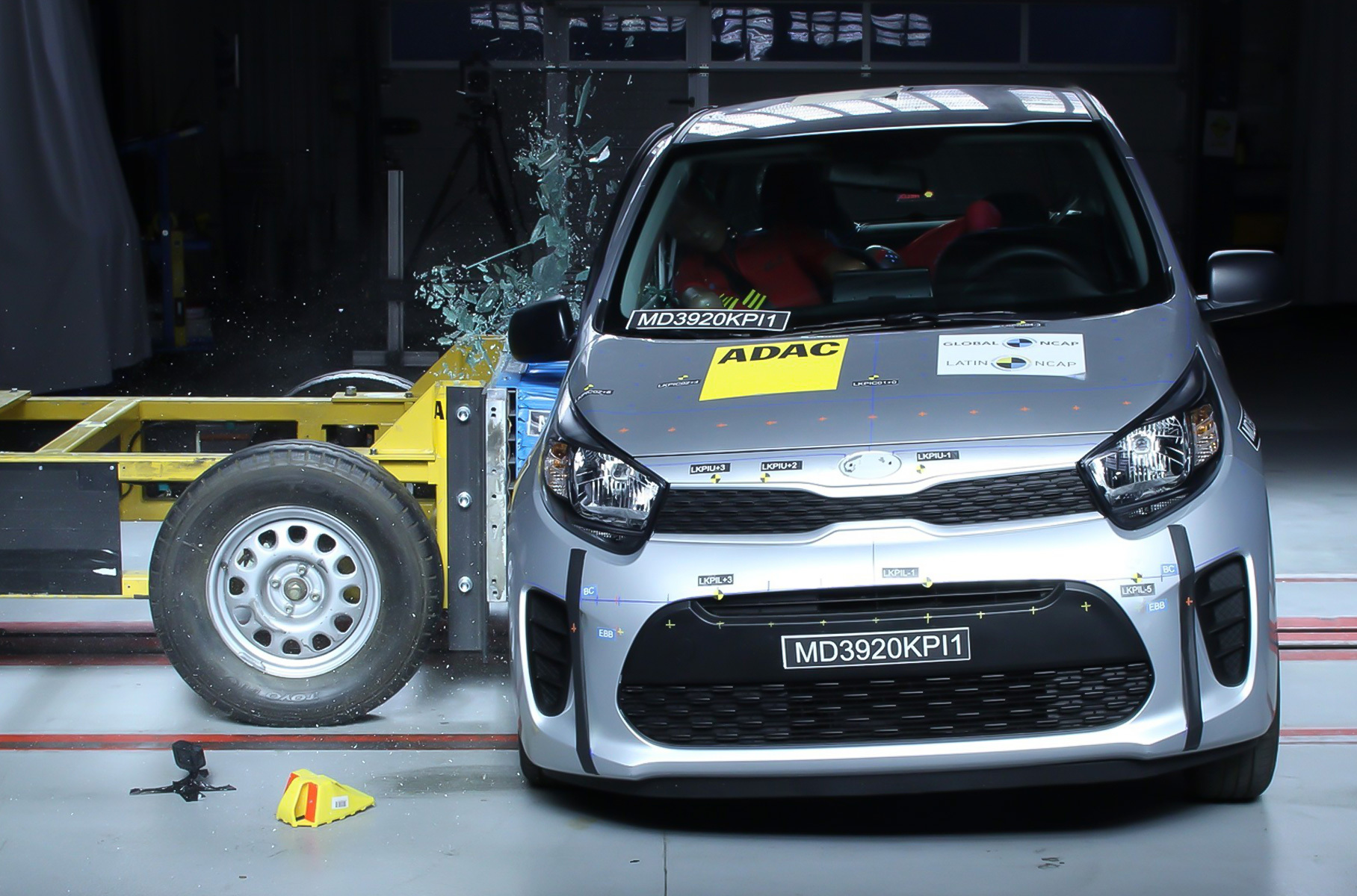 ### [Kia Picanto](https://motor.ru/testdrives/picantokia.htm) Компакт нынешнего — третьего — поколения [не получил](https://motor.ru/news/kia-picanto-crash-test-02-11-2020.htm) ни единой звезды от Latin NCAP. В Латинской Америке модель продается лишь с одной подушкой безопасности, начальное исполнение не предусматривает ABS и ESC, а боковых эйрбегов здесь не бывает в принципе. В Европе же хэтчбек уже в стандартном исполнении оснащен шестью подушками.