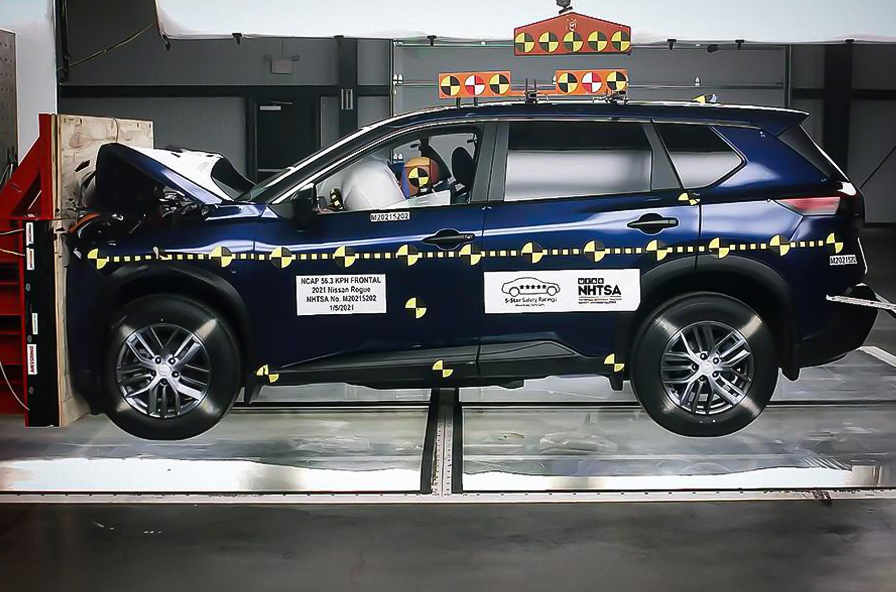 ### [Nissan X-Trail](https://motor.ru/news/nissan-x-trail-2023-14-12-2021.htm) Неидеально [показал](https://motor.ru/news/nissan-x-fail-20-02-2021.htm) себя на тестах новейший кроссовер, который ещё даже не добрался до России. Американская Национальная администрация безопасности дорожного движения присудила вседорожнику Nissan Rogue (он же X-Trail) за защиту переднего пассажира лишь пару баллов.