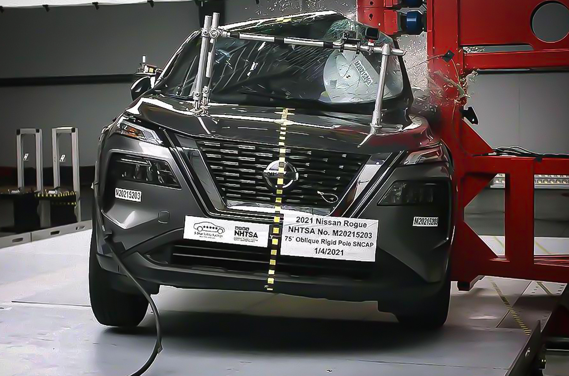 В то же время использованная система удержания не обеспечивает должный уровень защиты седока справа спереди: проблема затрагивает приблизительно 50 тысяч машин, выпущенных на предприятии в Кюсю (Япония) до 28 января 2021 года. В США же кроссовер изначально производят с модернизированной системой.