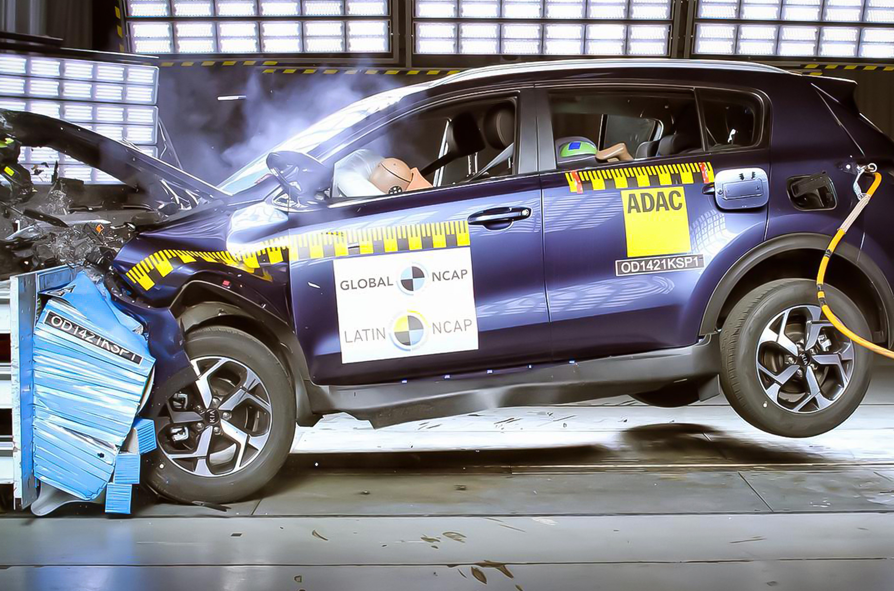 ### [Kia Sportage](https://motor.ru/testdrives/updkiasportage.htm) Корейский кроссовер уходящего — четвертого — поколения [не справился](https://motor.ru/news/sportagecrash-20-12-2021.htm) с краш-тестами Latin NCAP. В базе у автомобиля пара подушек безопасности и АБС. По итогам испытаний модель назвали небезопасной и потребовали тщательнее работать над машинами для Латинской Америки.