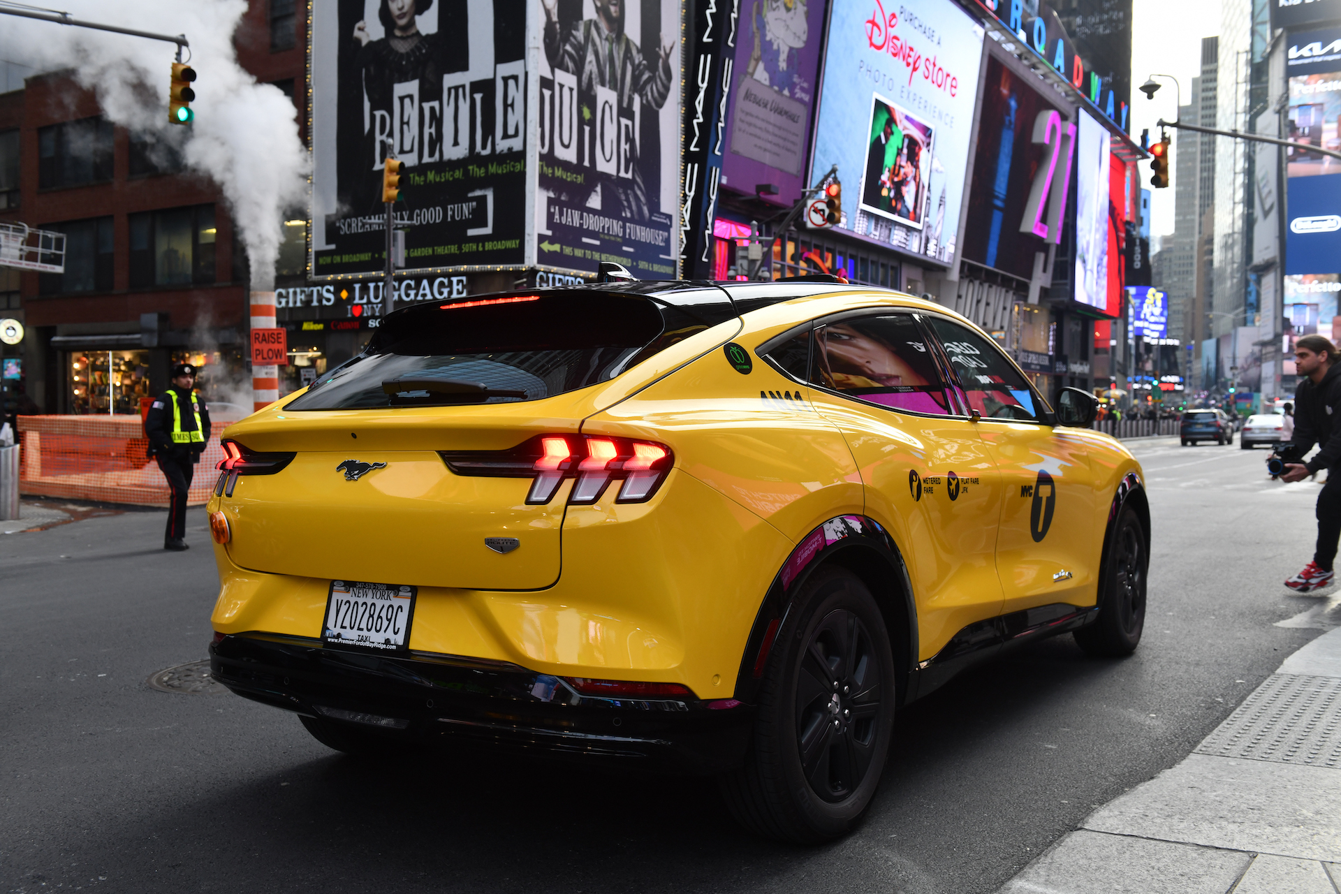 В такси Нью-Йорка появился Ford Mustang Mach-E