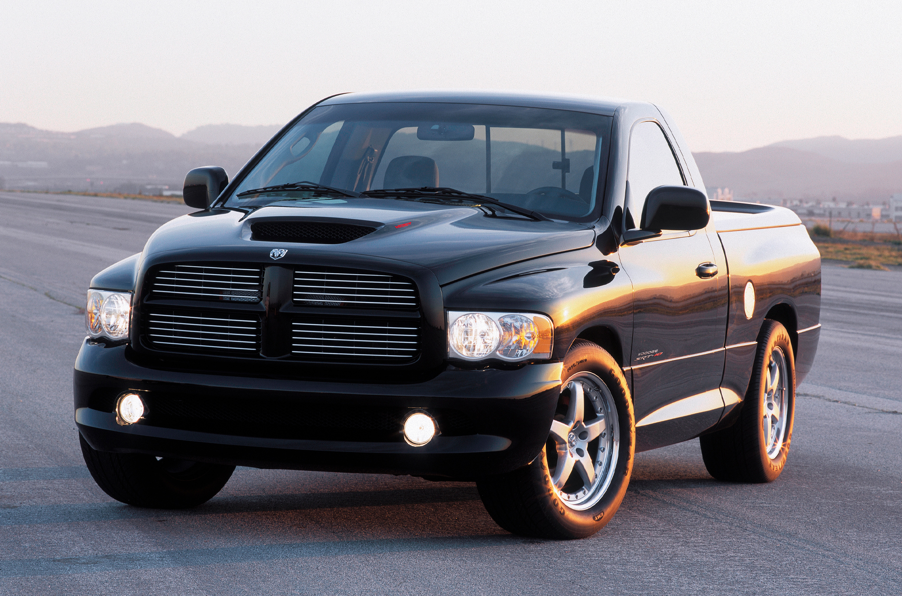 ### В 2002 году в новое поколение перешел Ram — тогда еще под маркой Dodge. Однако более интересным был концептуальный (на тот момент) пикап с мотором от нового Viper. 8,3-литровый 500-сильный двигатель был призван разогнать «грузовик» до 60 миль в час за пять секунд, а боковое ускорение в поворотах достигало 0,92 g.