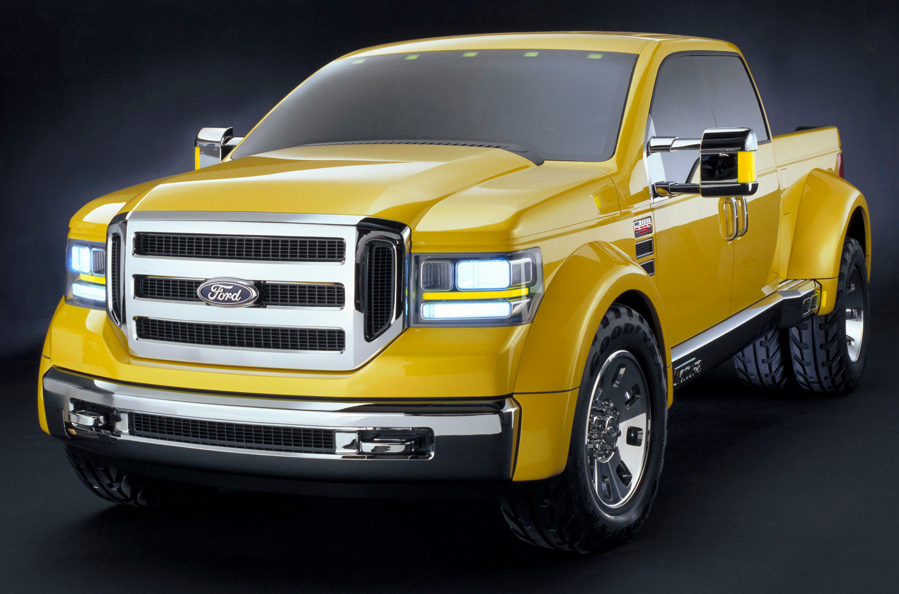 ### Создатели ярко-желтого пикапа вдохновлялись неубиваемой игрушкой Mighty Tonka Truck. Дизель при объеме шесть литров выдавал 350 лошадиных сил, а салон должен был напомнить одновременно о кабинах реактивного самолета и тепловоза.