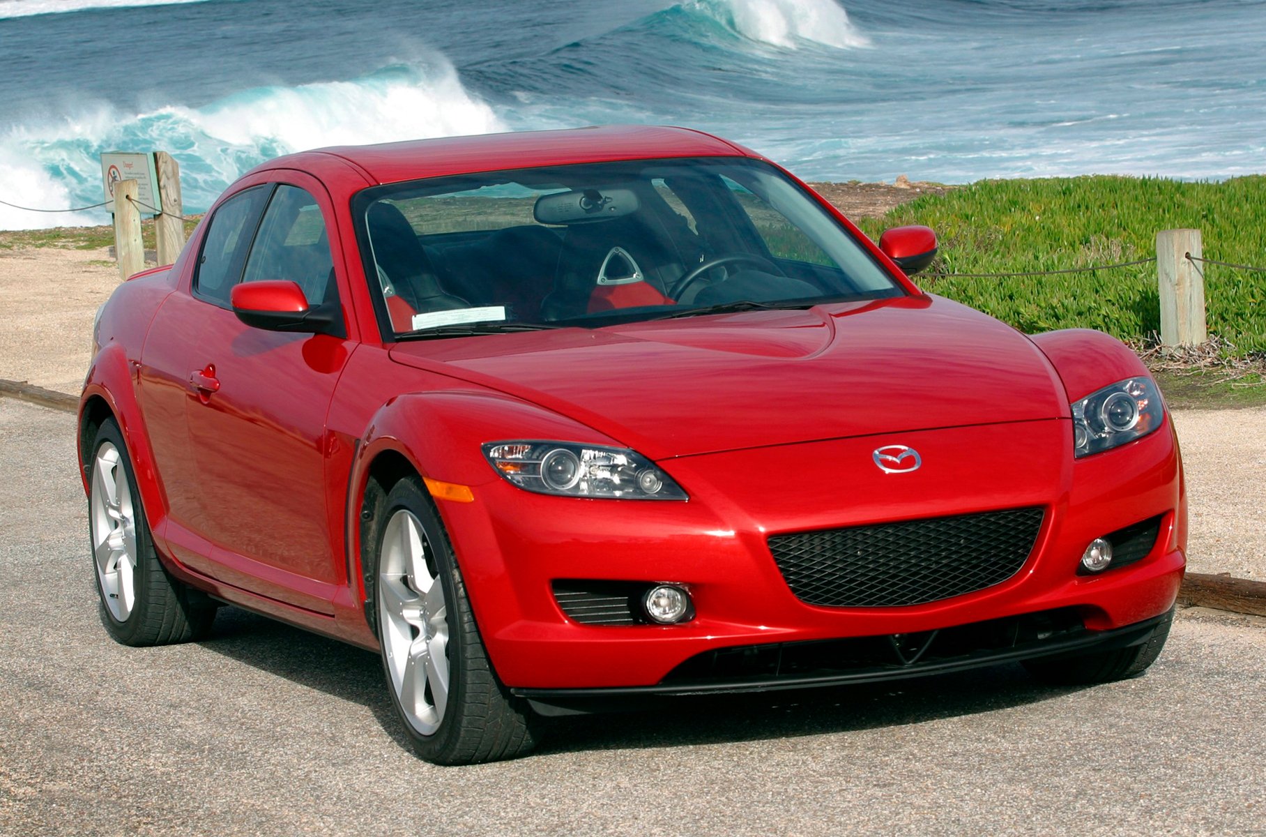 ### Mazda тогда продемонстрировала «шестерку» первого поколения, а также свою новую (и пока последнюю) модель с роторным двигателем — RX-8. Задние двери открывались против хода, а центральной стойки кузова не было.