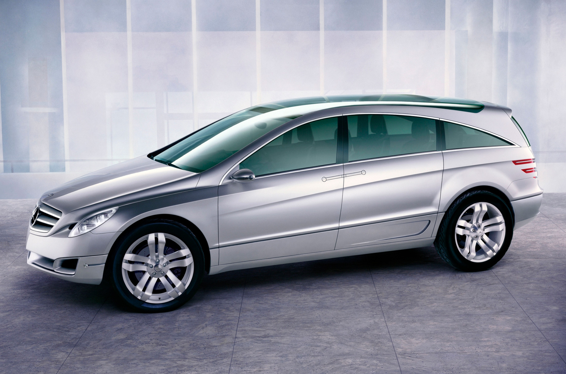 ### Mercedes-Benz показал прародителя будущего R-класса. Vision GST получил четыре особо комфортных кресла и скромный третий ряд, а также полный привод, адаптивную пневмоподвеску и 5,5-литровый мотор разработки AMG. Основные отличия от будущей серийной машины — открывающиеся против хода задние двери да отсутствие средней стойки.