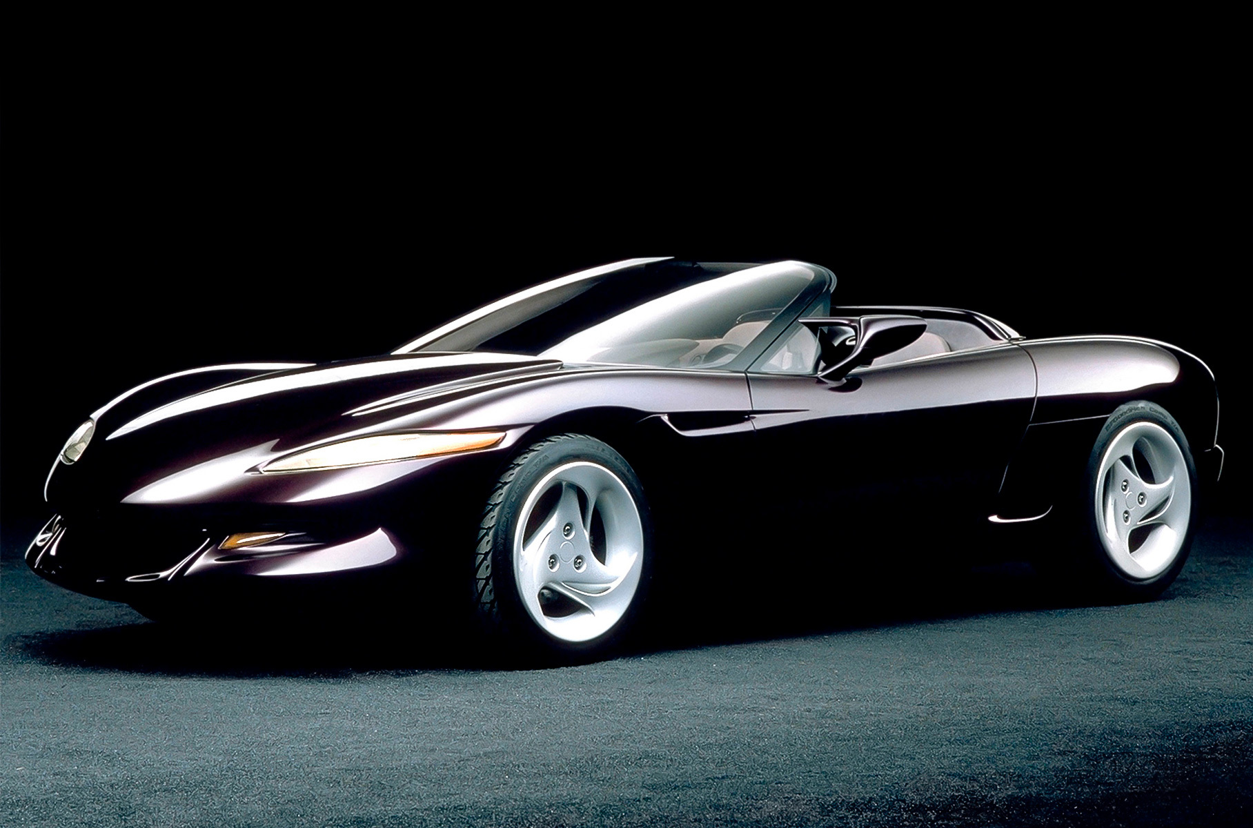 ### Перенесёмся в прошлое ещё на десять лет. В 1992 году General Motors представил, например, не самые интересные Cadillac Allante и Saturn SW. На фоне этих серийных моделей пришельцем из будущего выглядел концепт Chevrolet Corvette Stingray III. 5,7-литровый 300-сильный мотор должен был разогнать машину до первой «сотни» за 4,5 секунды и далее — до максимальных 270 километров в час.