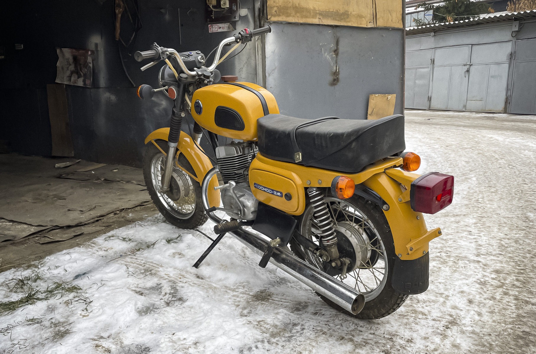 В гараже нашли новый мотоцикл «Восход». Это последняя «капсула времени» в уходящем году