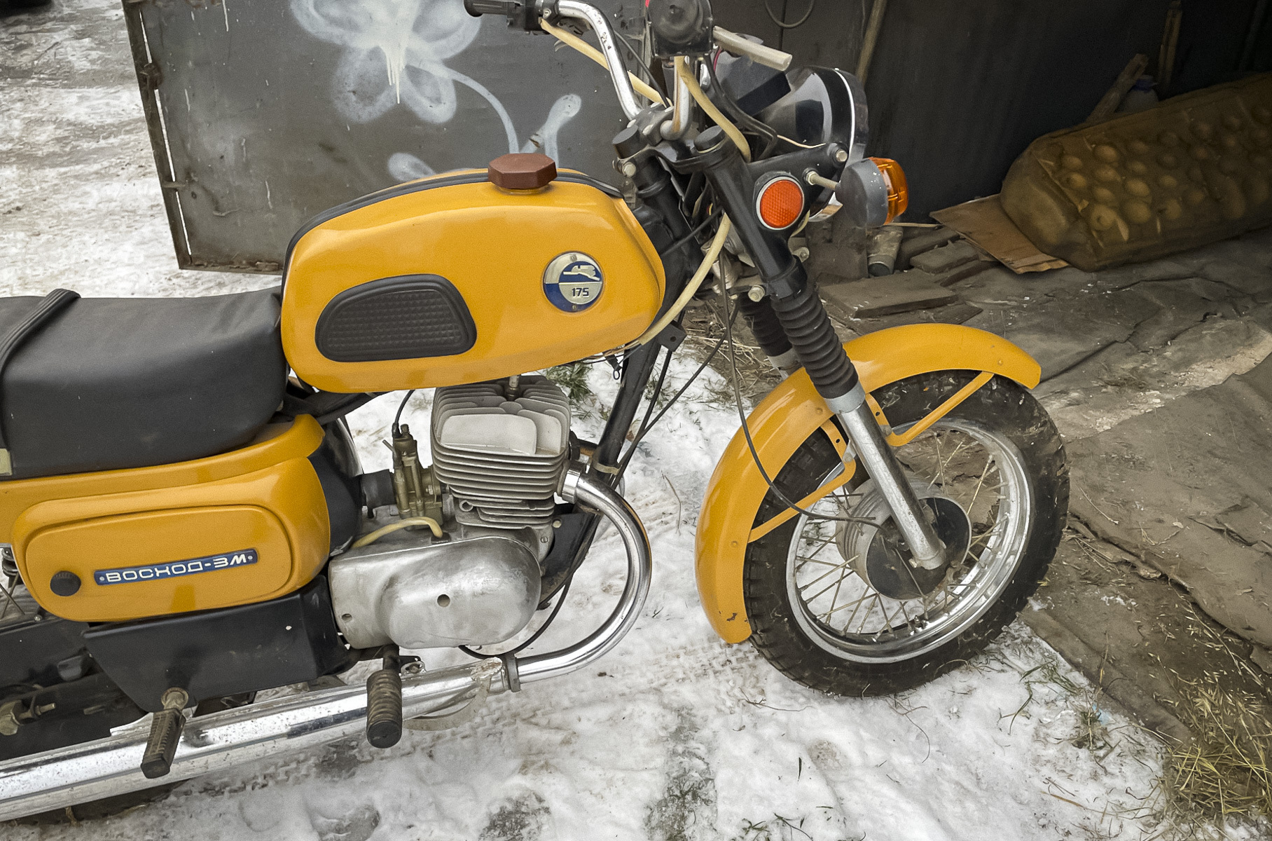 В гараже нашли новый мотоцикл «Восход». Это последняя «капсула времени» в уходящем году