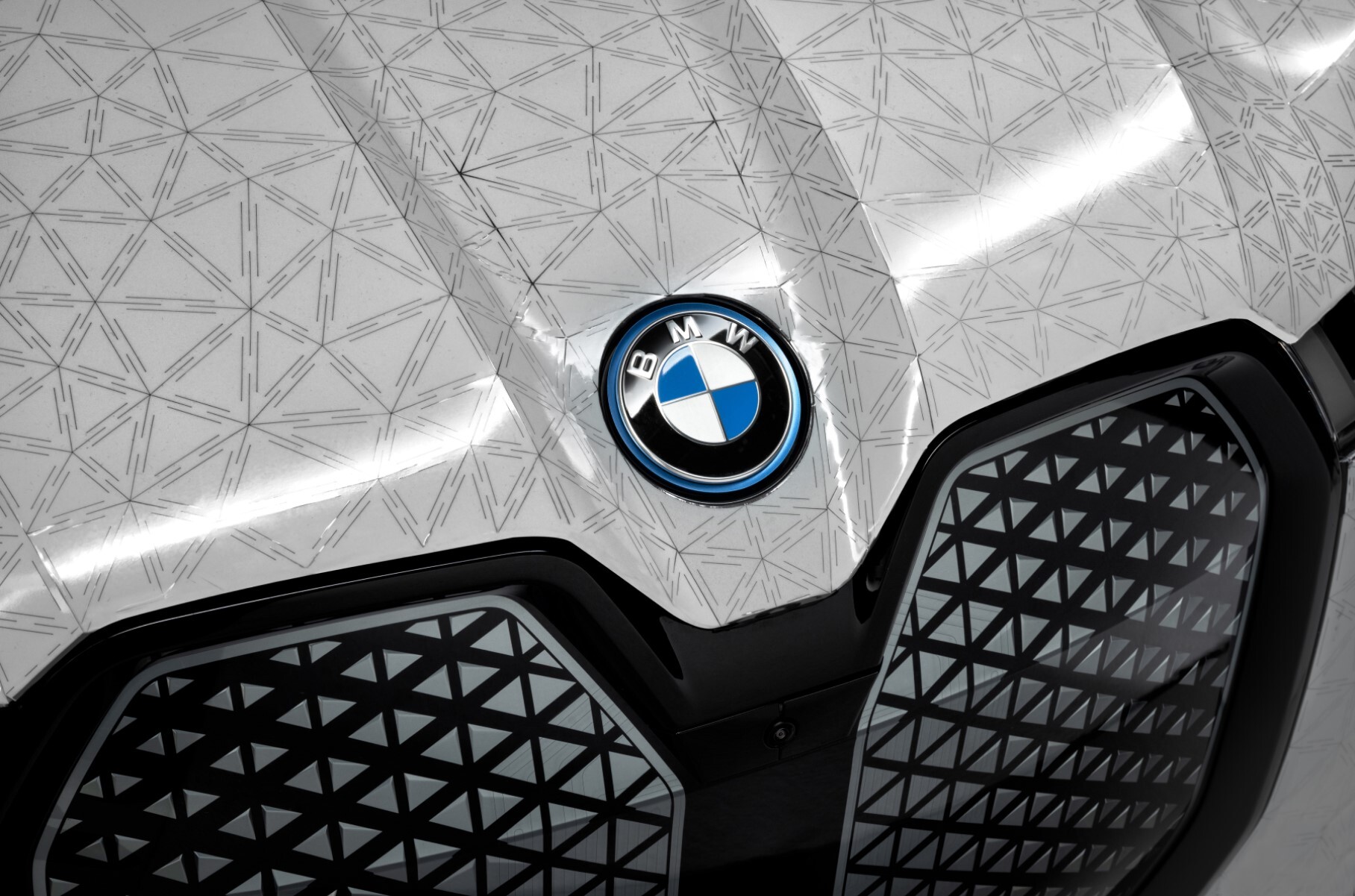 BMW представила кроссовер, меняющий цвет кузова. И вот как это работает