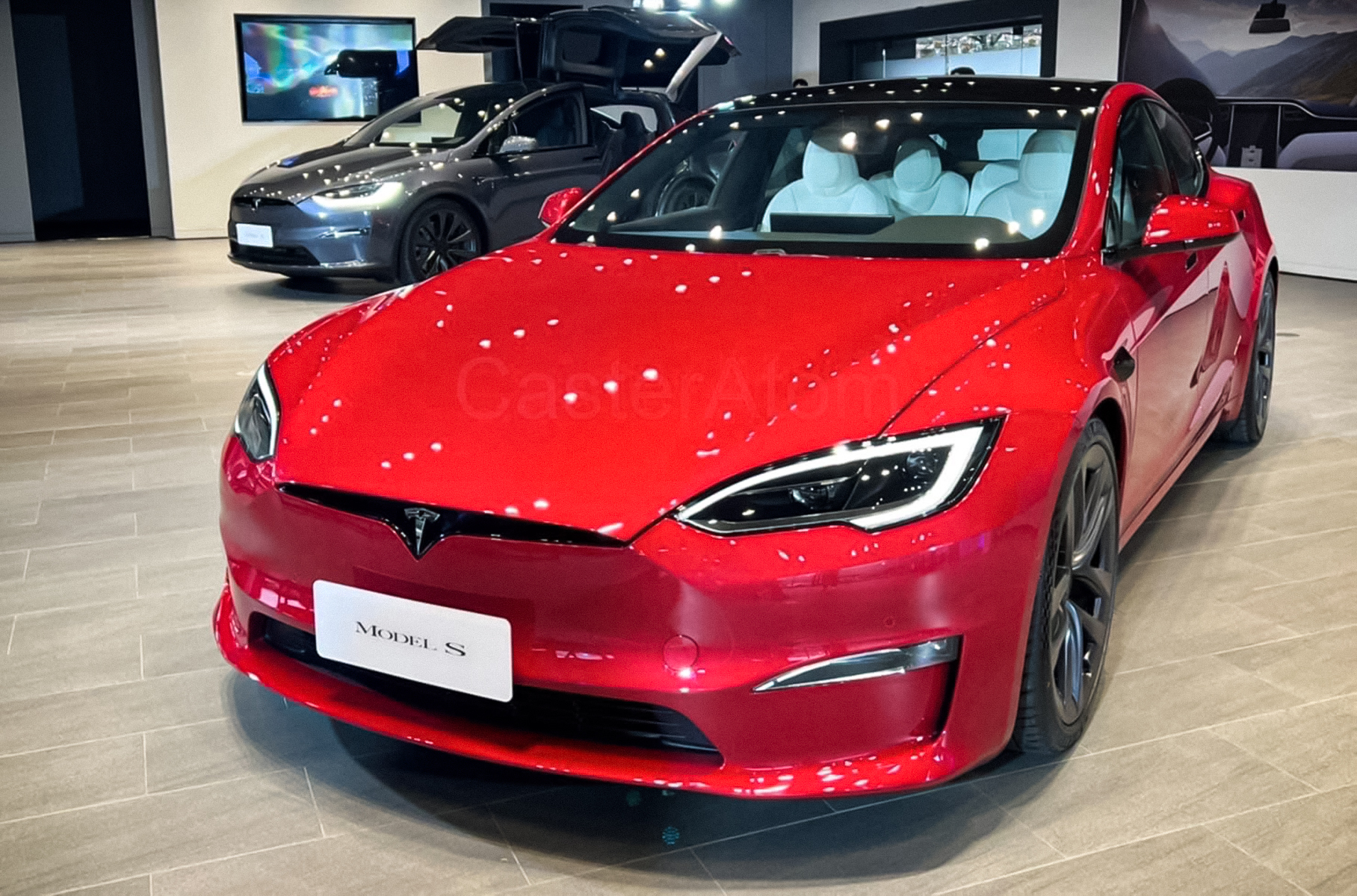 Tesla обновила Model S, заменив оптику и порт зарядки