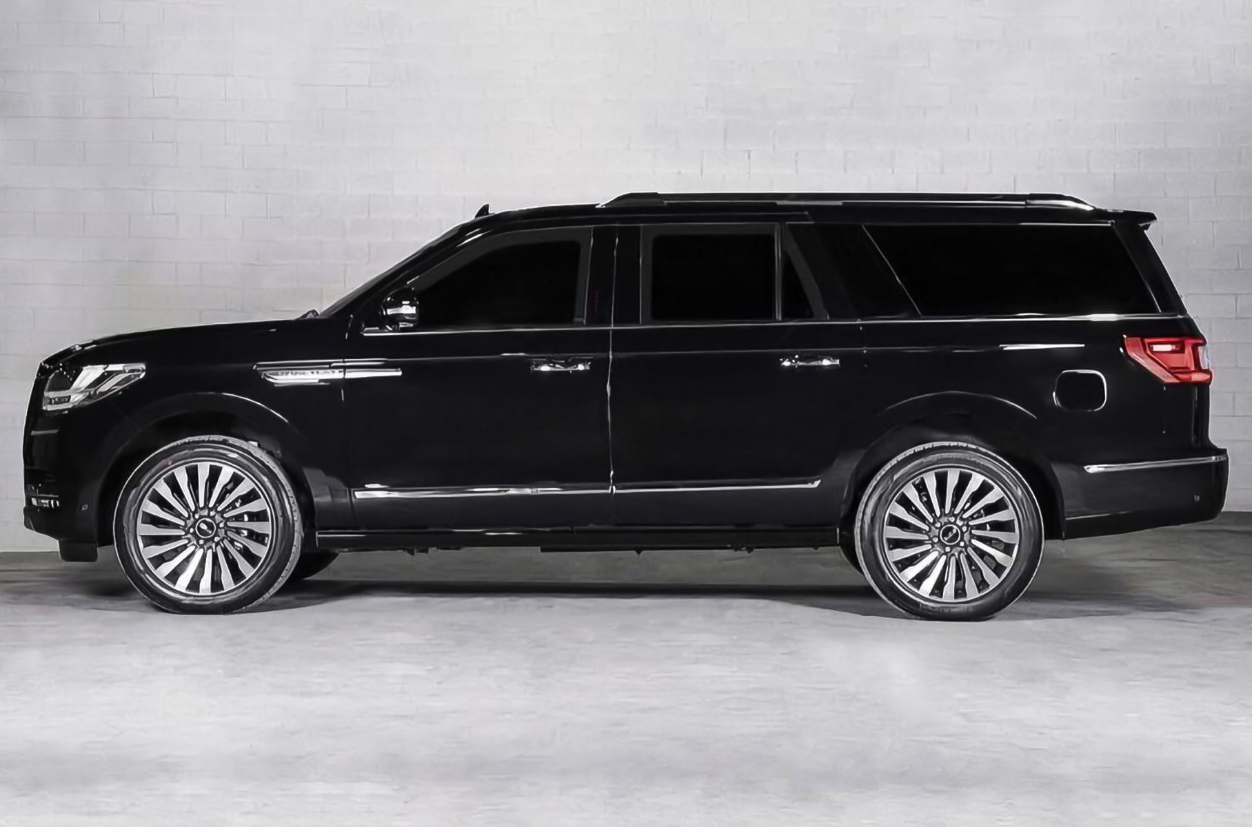 Компания Inkas Armored [бронировала](https://motor.ru/news/inkas-navigator-09-04-2020.htm) удлинённый Lincoln Navigator с 456-сильным (692 Нм) V6 объёмом 3,5 литра от Ford F-150 Raptor и десятиступенчатым автоматом. Усилены крыша, моторный отсек и днище. Стёкла пуленепробиваемые, а электронные системы защищены от электромагнитного излучения. В комплектацию входят выдвижные подсвечиваемые пороги, мультиконтурные сиденья, премиальная акустика, развлекательная система для задних седоков, адаптивный круиз-контроль, предотвращение столкновений, диодная головная оптика и проекционный экран.