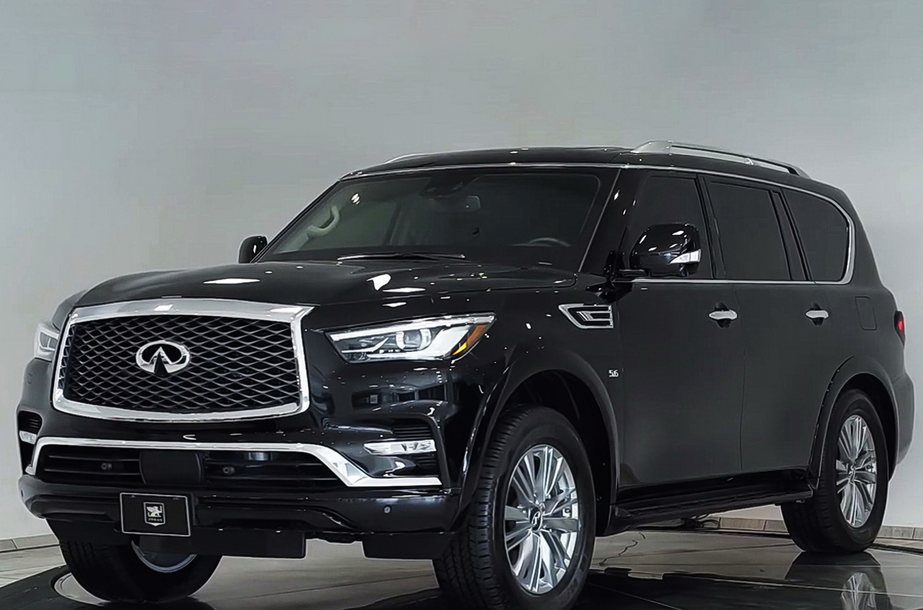 В портфолио Inkas Armored есть и [модернизированный](https://motor.ru/testdrives/2020-infiniti-qx80-roadtest.htm) пару лет назад Infiniti QX80. Внедорожник [защитит](https://motor.ru/news/qx80-inkas-armored-17-05-2020.htm) от взрыва гранат и стрельбы из АК: четырёхместный салон стал своеобразной капсулой. Как полагается, внешние изменения минимальны: обращают на себя внимание только толстые стёкла. Насколько выросла масса автомобиля, не объявлено, но подвеска, дверные петли и тормоза доработаны, хотя мотор остался стандартным. Добавлены особые покрышки, сирена, сигнально-голосовое устройство, пожаротушение, а также защита электронных систем, аккумуляторной батареи и двигателя.