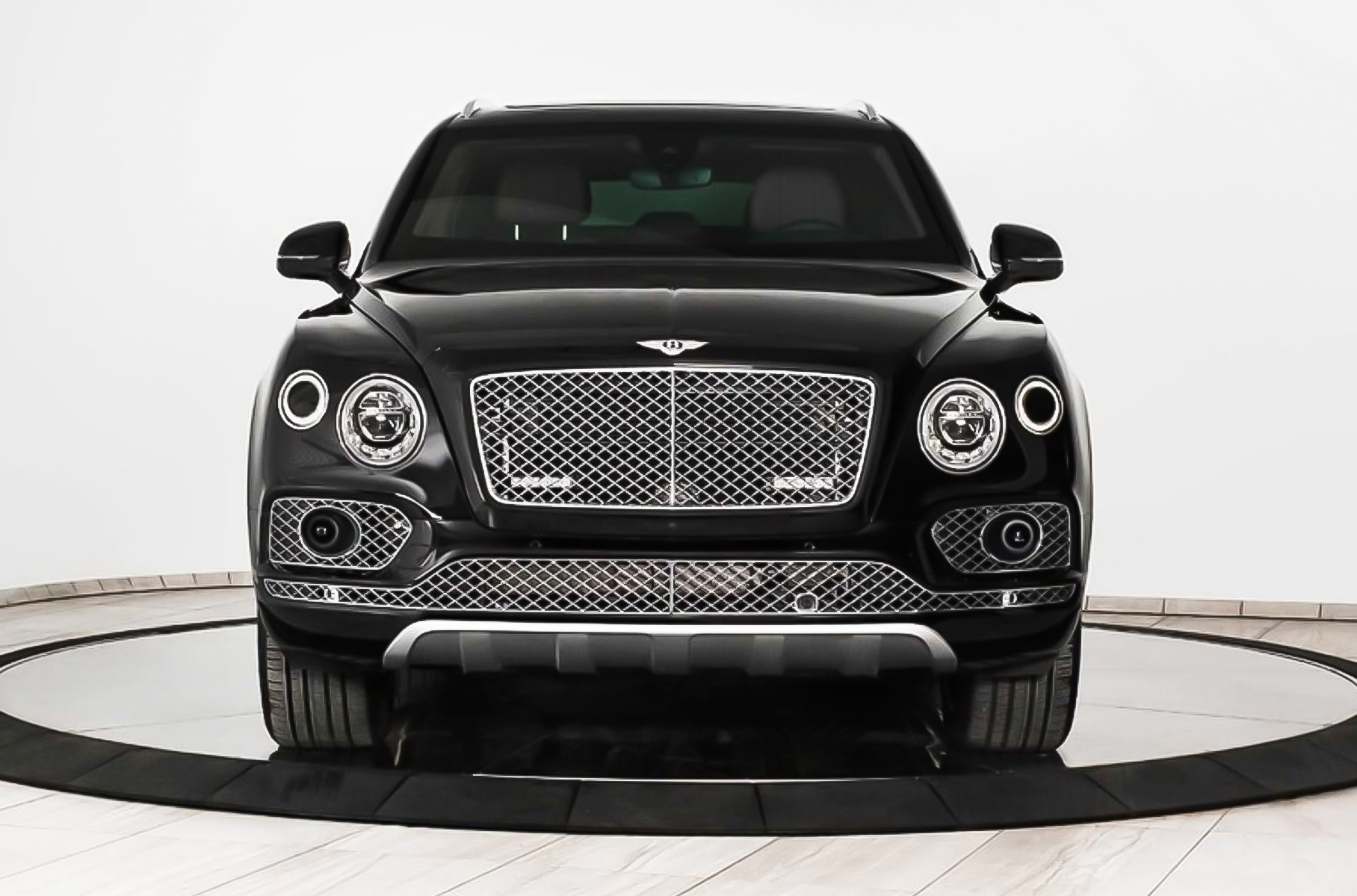 Ещё одно роскошное творение Inkas Armored — бронированный [Bentley Bentayga](https://motor.ru/testdrives/bentley-bentayga-update.htm) за полмиллиона долларов (примерно 37,5 миллиона рублей по текущему курсу). Машина [способна пережить](https://motor.ru/news/bentayga-bulletproof-28-08-2019.htm) обстрел из оружия калибра 7,62 (к примеру, из АК) и одновременный подрыв пары гранат. В «базе» — защита аккумуляторной батареи и ЭБУ, перенастроенная подвеска и покрышки run-flat. За доплату предложены аварийное освещение, пожаротушение, мощные тормоза и система общения с внешним миром. 6,0-литровый 600-сильный W12 остался стандартным. О массе автомобиля тюнеры не говорят, но прибавка наверняка составила около тонны.