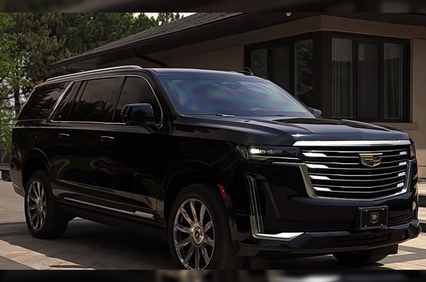 Прошлым летом канадцы [сделали](https://motor.ru/news/escalade-inkas-armored-14-06-2021.htm) бронеавтомобиль длиной 5,8 метра из нового [Cadillac Escalade](https://motor.ru/testdrives/new-escalade-test.htm) ESV. Как обычно, стоимость машины осталась тайной для широкой общественности, но внедорожник наверняка подорожал приблизительно вдвое. Всё по классике: здесь защита аккумулятора и ЭБУ, утолщённые стёкла, особые покрышки, другие дверные рамки, изменённый режим работы электростеклоподъёмников и «сейф» за багажной дверью. Опции — перенастроенная подвеска, пожаротушение, мощные тормоза, иные дверные петли, «ранфлэты», спецсигналы и громкая связь. О доработках силового агрегата подробностей нет.