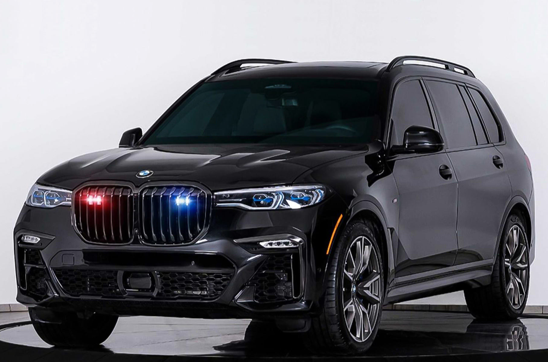 В портфолио Inkas Armored [есть](https://motor.ru/news/bmw-x7-inkas-armored-18-02-2021.htm) также броневик на базе [BMW X7](https://motor.ru/testdrives/dorogayayadoma.htm). И снова — защита бензобака, аккумулятора и ЭБУ, а также толстые стёкла. Дверь багажника скрывает ещё одну — с маленьким смотровым окном. Появился проблесковый маячок, а за доплату предложены дымовая завеса, ночное видение и пожаротушение под капотом. Заказчики могут выбрать между трёхлитровой 340-сильной «шестёркой» и 4,4-литровым V8 мощностью 530 или 620 лошадиных сил. Коробка передач — восьмиступенчатый автомат, а привод полный.