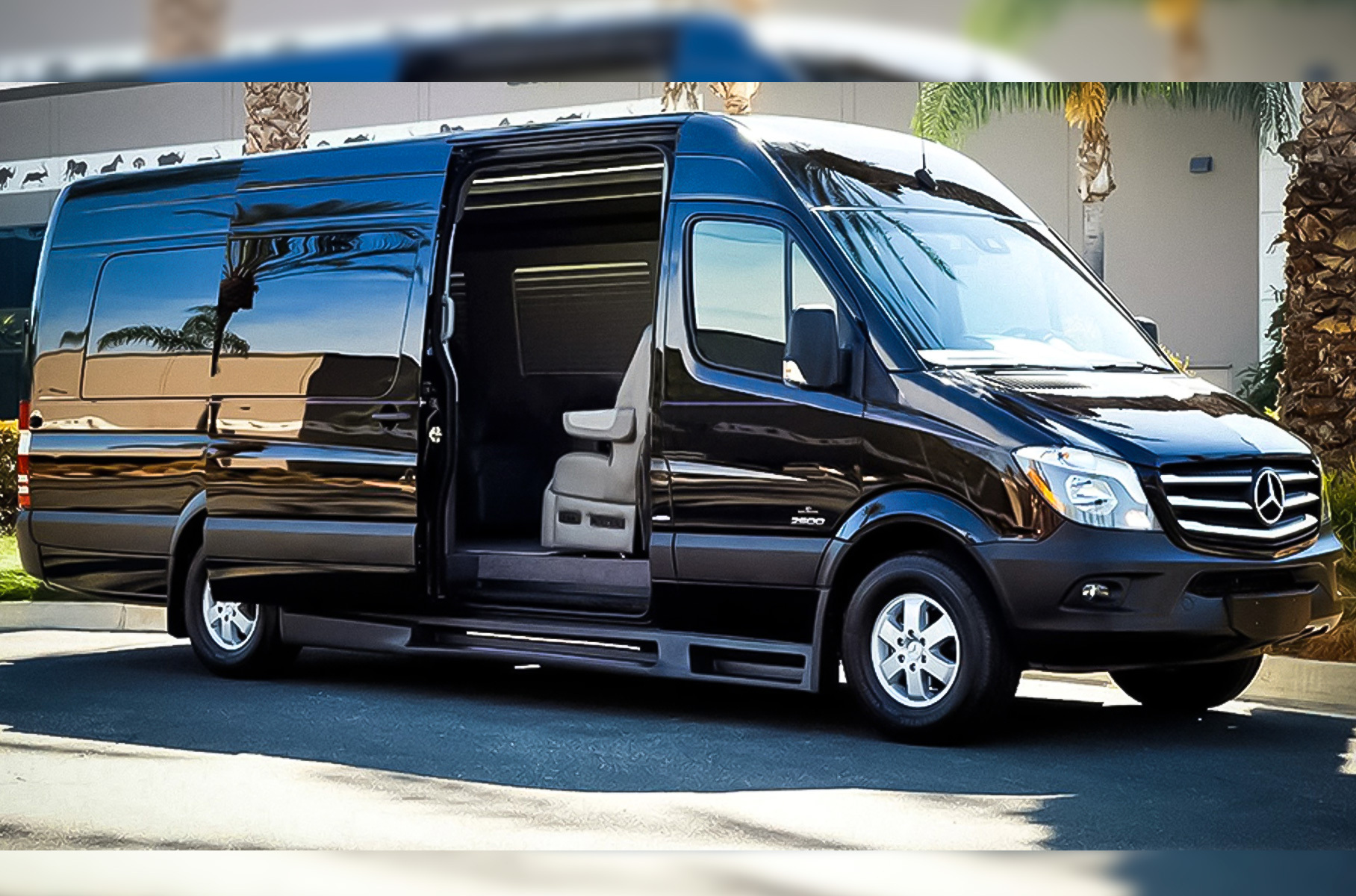 Компания AddArmor (Калифорния) [сделала](https://motor.ru/news/armored-sprinter-30-09-2020.htm) «сейф на колёсах» из Mercedes-Benz Sprinter. Кроме привычной брони, предложена активная защита. В салоне, отделанном кожей, можно создать несколько зон. Внутри появятся электрические регулировки сидений, ЖК-экраны и атмосферная подсветка. Стоимость доработок — 28 тысяч долларов (более двух миллионов рублей по текущему курсу) без учёта цены донорской машины и модернизации интерьера.