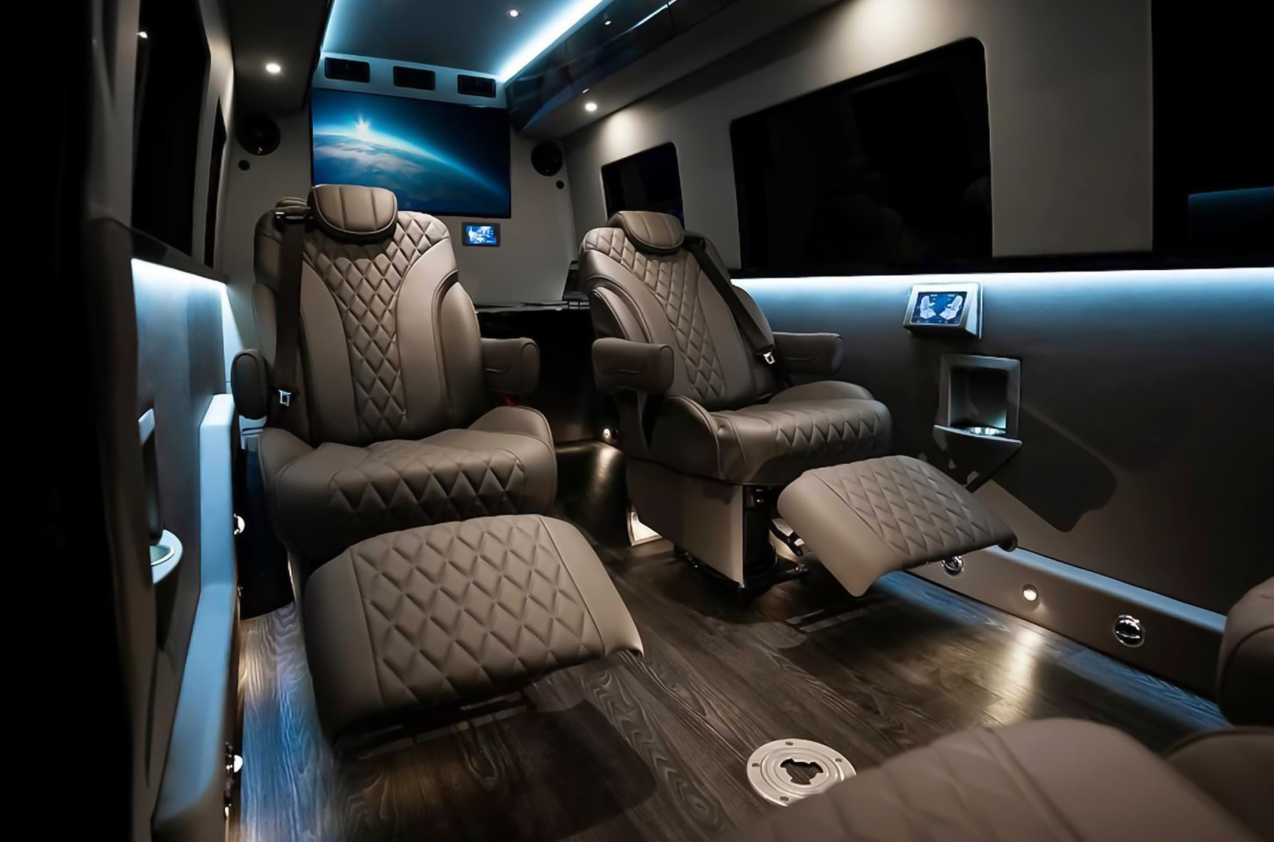 В Inkas Armored [превратили](https://motor.ru/news/inkas-sprinter-14-10-2020.htm) Mercedes-Benz Sprinter в роскошный передвижной офис с пятью местами, дополнительными отсеками для хранения, премиальной акустикой, Bluetooth, мультимедиакомплексом, WiFi, LED-экранами и кожаной отделкой. Опции — пожаротушение, камеры по кругу, видеонаблюдение и система связи с водителем. Мотор штатный — трёхлитровый турбодизель V6 с отдачей 190 лошадиных сил и 440 Нм. Семиступенчатый автомат передаёт тягу на заднюю ось.