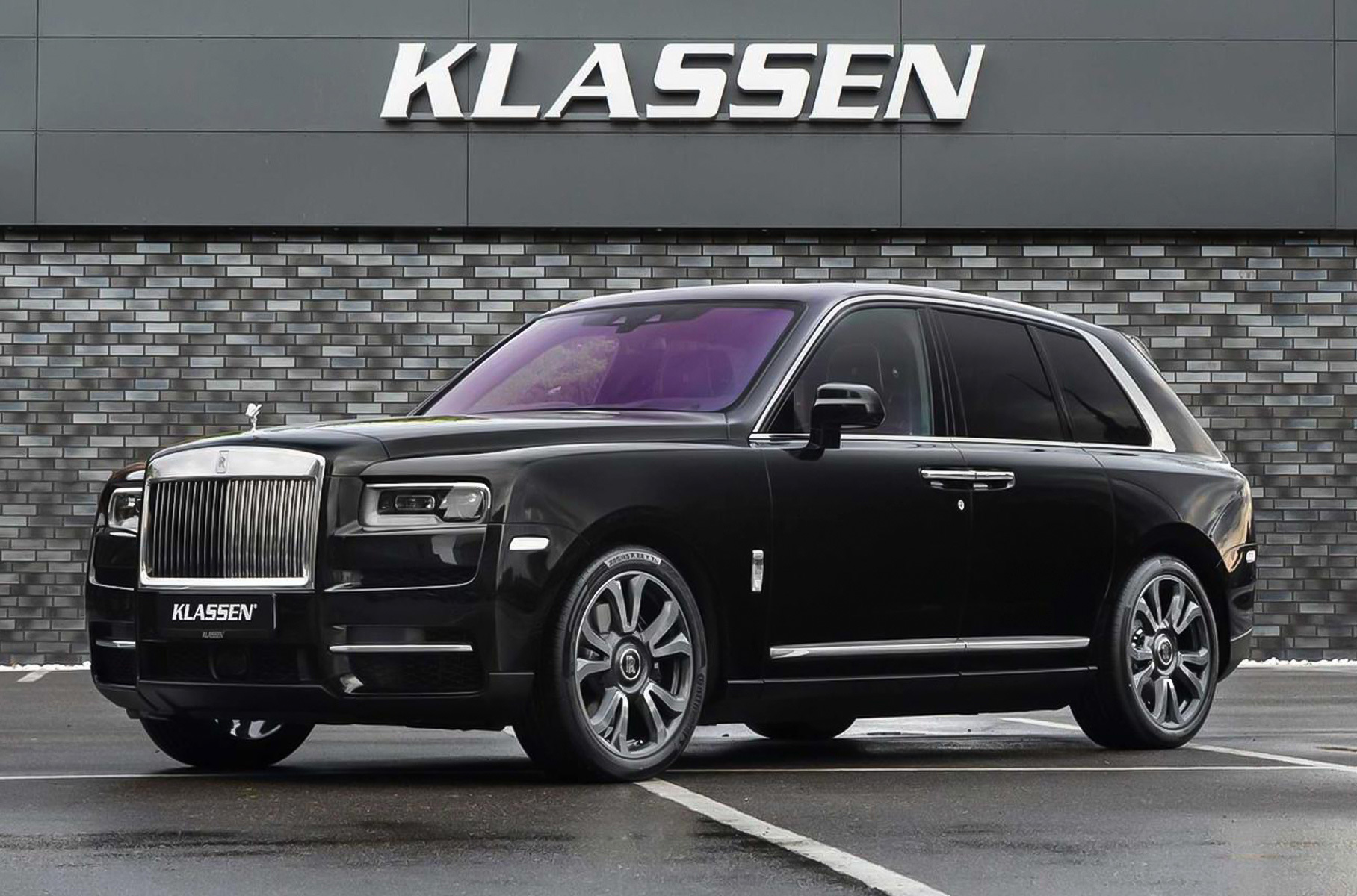 Осенью ушедшего года в Klassen создали [Rolls-Royce Cullinan](https://motor.ru/testdrives/rrcullinan.htm), выдерживающий взрыв пары гранат. У [броневика](https://motor.ru/news/klassen-cullinan-16-10-2021.htm) пуленепробиваемые многослойные стёкла, а также защищённые пол, потолок, дверные проёмы, аккумулятор и ЭБУ двигателя. Петли дверей доработаны, подвеска модернизирована, но силовой агрегат стандартный. 6,75-литровый 571-сильный V12 (850 Нм) совмещён с восьмиступенчатым автоматом. Цена машины — 833 000 евро (на данный момент — более 71 миллиона рублей).