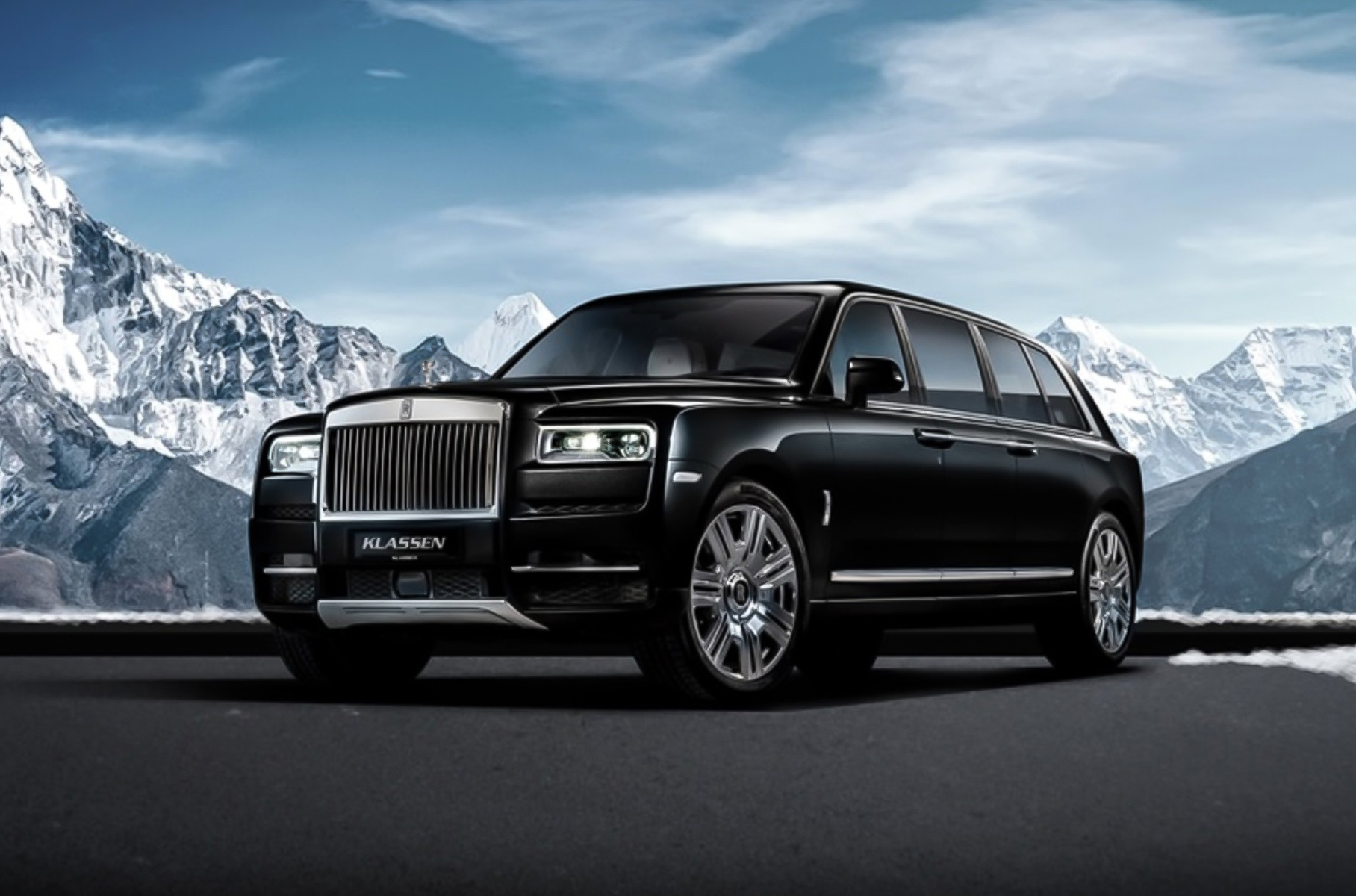 У этого немецкого ателье есть ещё более дорогой проект на базе Cullinan. Компания [представила](https://motor.ru/news/cullinan-stretched-01-10-2018.htm) бронированный лимузин за 1,8 миллиона евро (более 154 миллионов рублей), который выдерживает стрельбу из винтовок или АК. Длина кузова выросла на 1016 миллиметров (с 5341 до 6357 миллиметров), и ровно на столько же увеличилось расстояние между осями. Добавлены перегородка, мультимедиакомплекс на основе Apple iMac, аудиосистема Bang & Olufsen, атмосферная подсветка и панорамная крыша — кстати, тоже бронированная. О доработке силового агрегата ничего не сказано.