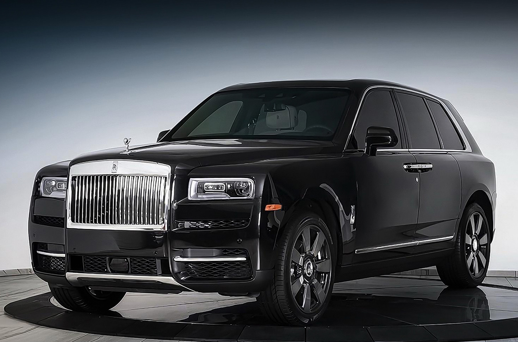 Свой броневик на базе британского кроссовера [создала](https://motor.ru/news/cullinan-inkas-armored-18-04-2021.htm) и компания Inkas Armored: автомобиль получил защиту уровня BR6. При этом снаружи машина почти не отличается от «простых» вседорожников, но у неё толстые стёкла, мощные тормоза и новые покрышки. Уже в «базе» — защита аккумуляторной батареи и ЭБУ, резина Runflat, модернизированная подвеска, а также изменённые петли дверей и механизмы электростеклоподъёмников. Опции — пожаротушение, система связи и прочее, а ещё канадцы предлагают облегчённую броню из композитов.