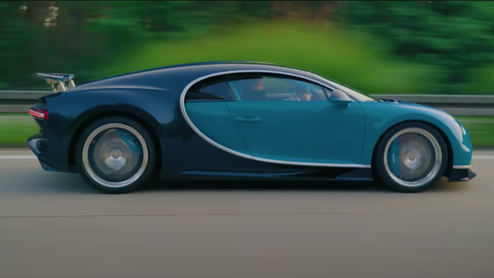 Посмотрите, как Bugatti Chiron развивает максимальную скорость на дороге общего  пользования — Motor