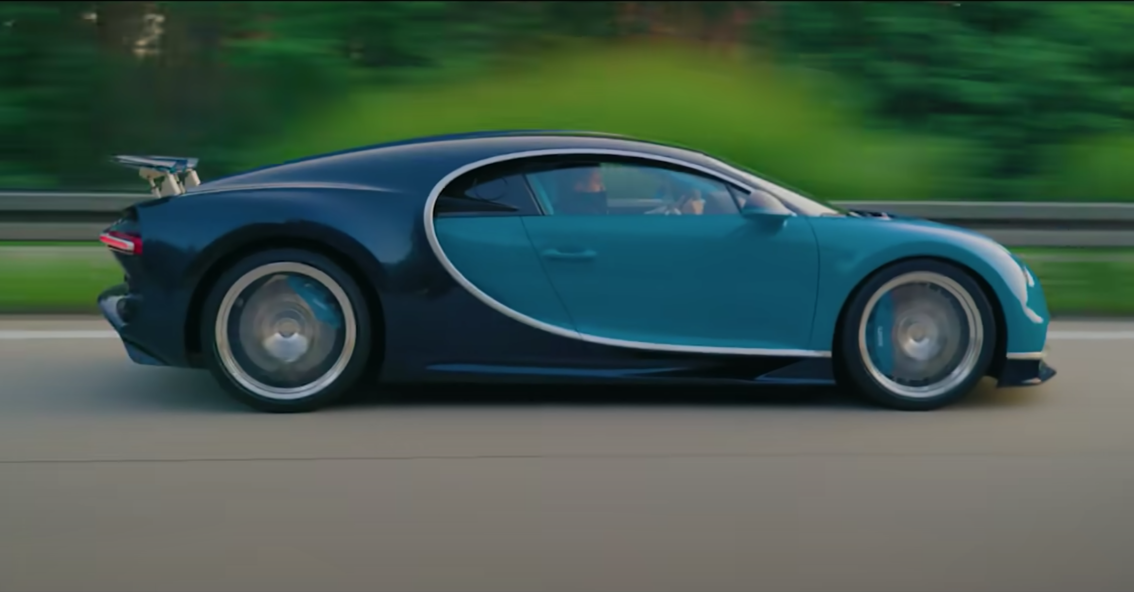 Посмотрите, как Bugatti Chiron развивает максимальную скорость на дороге  общего пользования — Motor