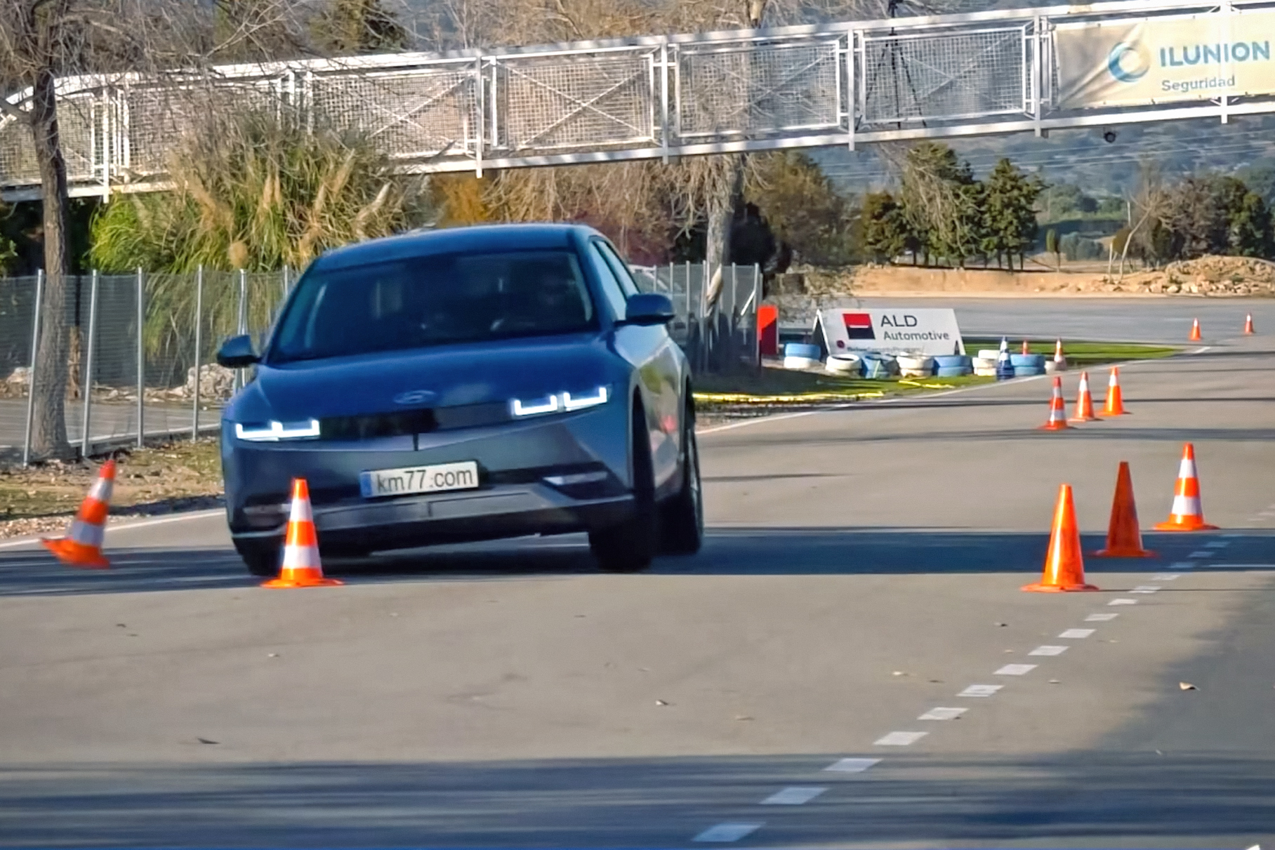 Видео: как справляется с «лосиным тестом» электрокар Hyundai, который ждут  в России — Motor