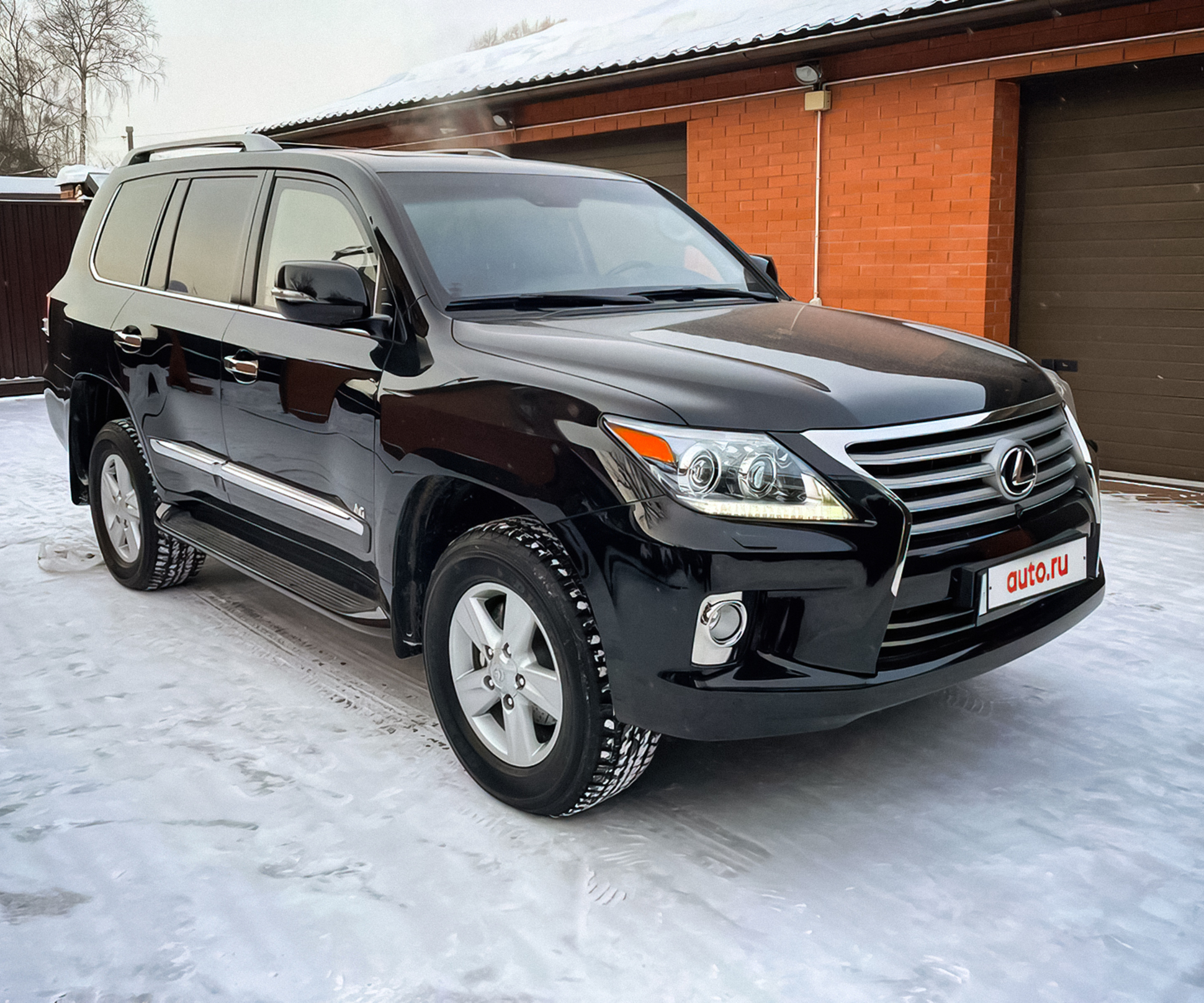 Непримечательный Lexus LX продают в Москве по цене Toyota Land Cruiser 300.  И вот почему — Motor