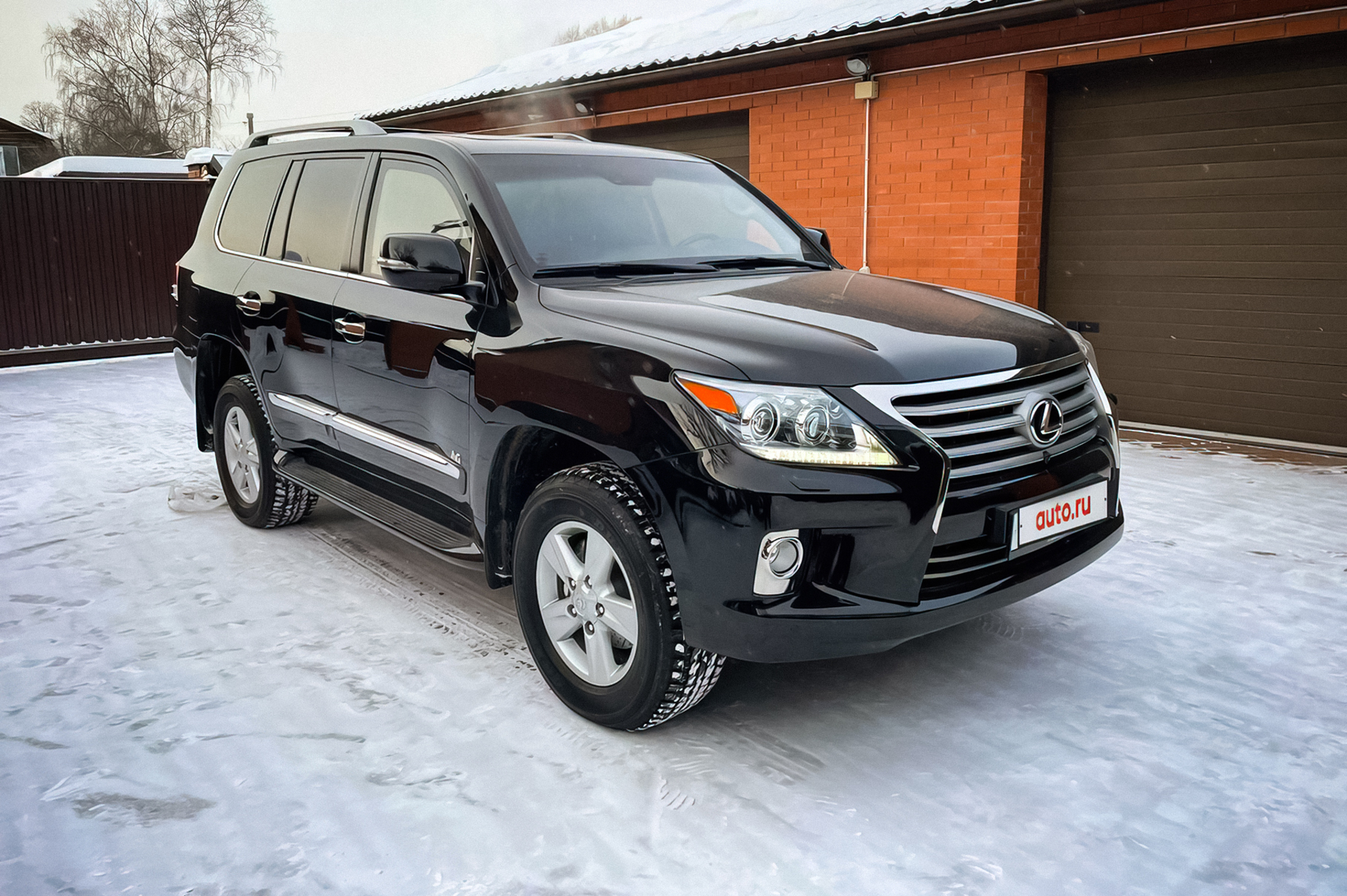 Непримечательный Lexus LX продают в Москве по цене Toyota Land Cruiser 300.  И вот почему — Motor