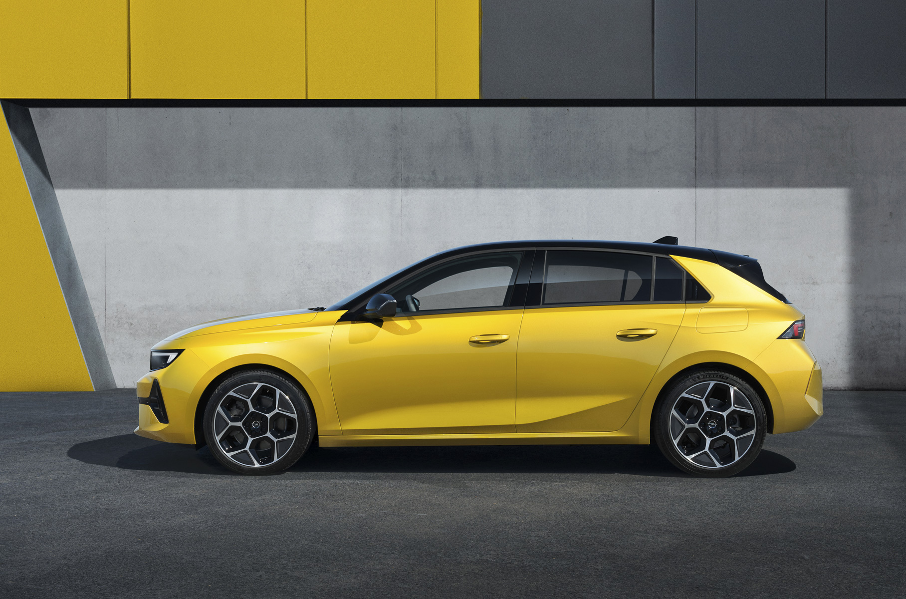Объявлены сроки появления новой Opel Astra в России