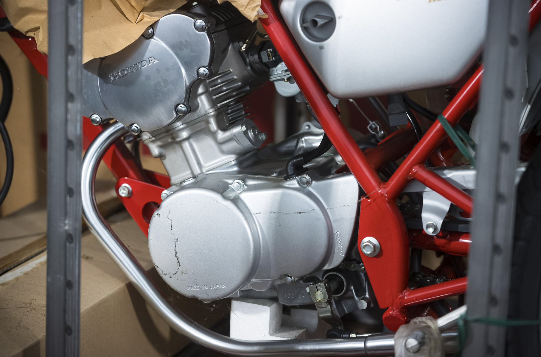 24-летний мотоцикл Honda никогда не доставали из заводской упаковки. Теперь его пустят с молотка