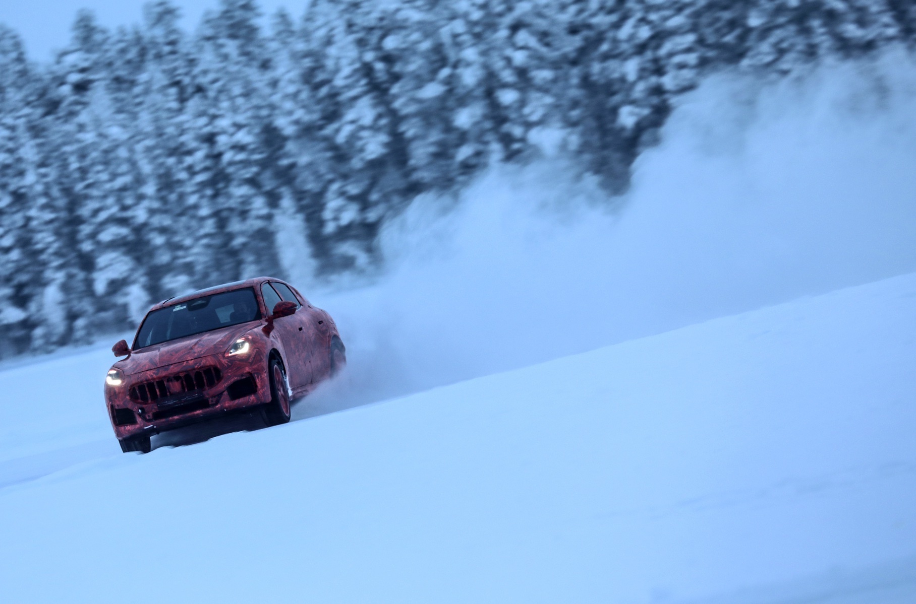 Кроссовер Maserati Grecale вышел на зимние тесты