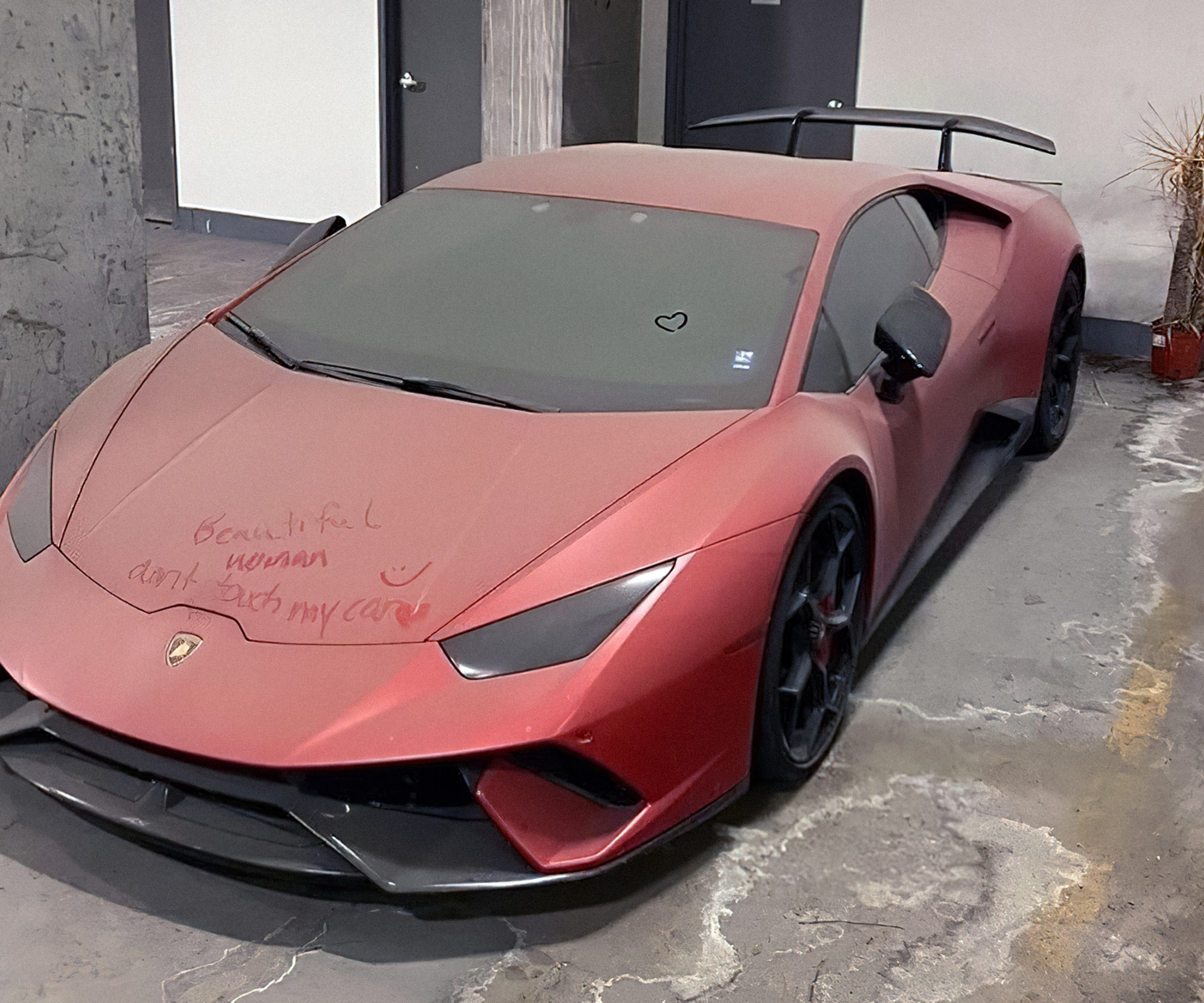 Посмотрите на запылившийся Lamborghini Huracan, который бросили на парковке  — Motor