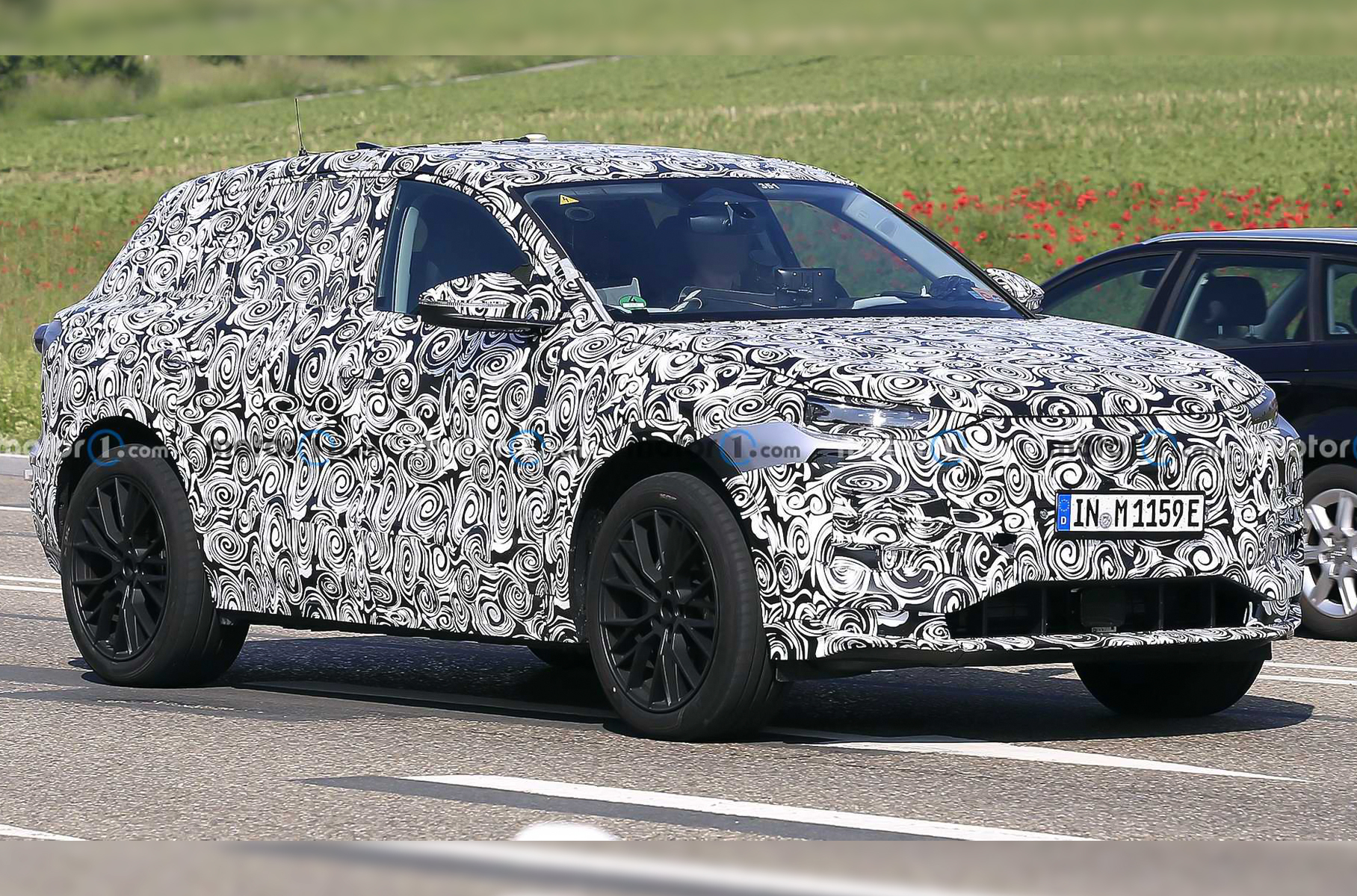 В гамме «зелёных» вседорожников фирмы модель расположится между Q4 e-tron и e-tron, а по размерам окажется сопоставима с Q5. Предполагаемая отдача — порядка 470 лошадиных сил, а позднее не исключено появление 636-сильной модификации RS. Выпуск наладят на предприятии в городе Ингольштадт: завод модернизируют для сборки электрокаров. Неподалёку станут делать батареи.