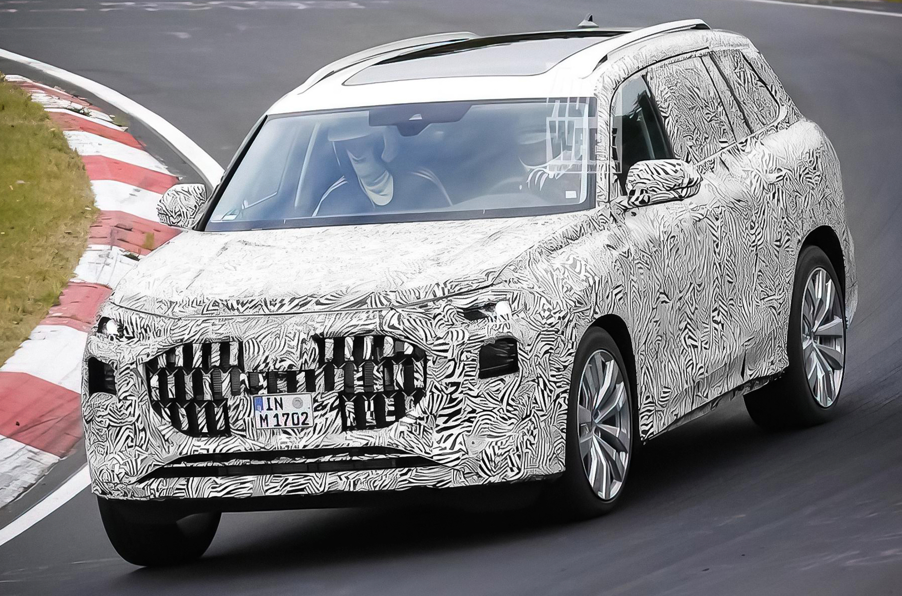 В гамме моторов ожидаются наддувные «шестёрки» и «восьмёрки» с электродовеском — стартер-генератором. Полноценный гибрид преодолеет на чистом электричестве до полусотни километров. SQ9 может получить 435-сильный турбодизель или бензиновый 4,0-литровый V8 мощностью 507 лошадиных сил, а RS Q9 — агрегат с отдачей свыше 600 сил.