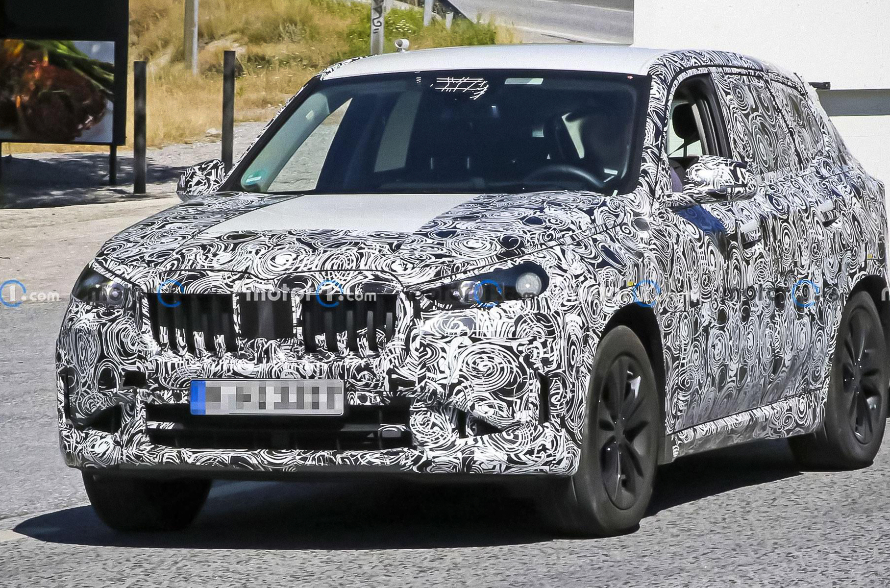 Ожидаются бензиновые и дизельные двигатели, а также гибридные системы — с подзарядкой и без. Не исключено появление полноценной электрической модификации. В салоне виден сдвоенный экран, как на iX: у электрокара 12,3-дюймовая виртуальная «приборка» и 14,9-дюймовый центральный тачскрин.