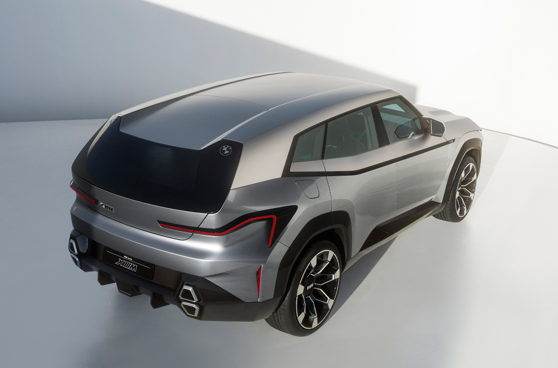 Бензиновый V8 с наддувом и электродвигатель развивают в сумме 750 сил и 1000 Нм. Дальность хода на чистом электричестве — 80 километров. Иной технической информации пока нет. Передняя и задняя части интерьера разграничиваются при помощи цвета, а на панели разместился огромный экран.