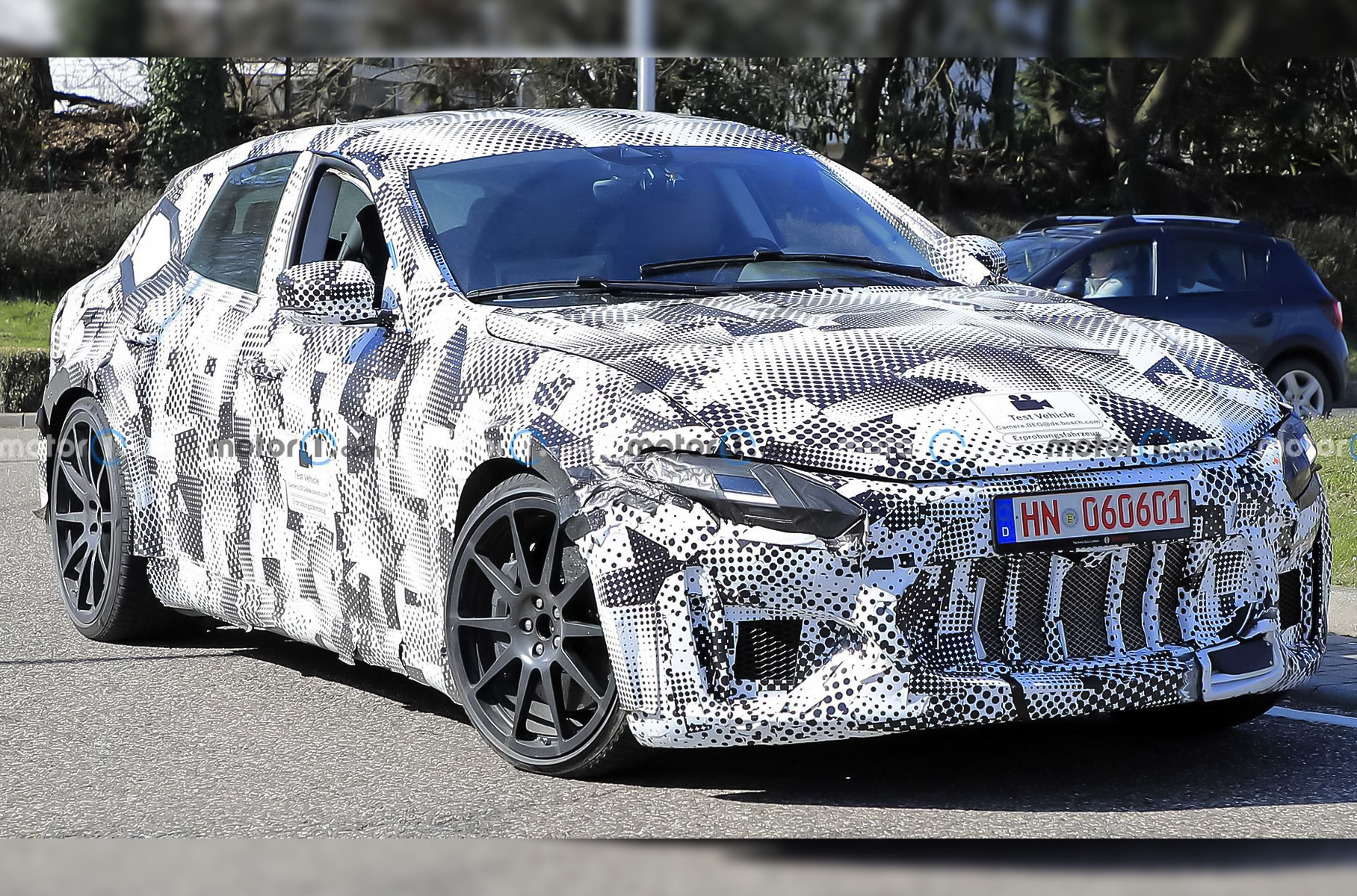 Предполагается, что вслед за Purosangue Ferrari выпустит целую гамму вседорожников — в частности, на электротяге. При этом электрифицировать линейку полностью итальянцы не планируют: гендиректор Луи Камиллери не может вообразить себе все модели компании подключёнными к сети.