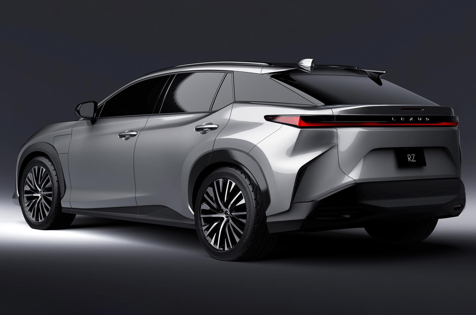 Основными внешними отличиями от «родственников» станут оформление передка, иные задние стойки, пара «плавников» на крыше и светодиодная полоса во всю ширину кормы. Спереди — подвеска McPherson, сзади — многорычажка. Не исключено появление полного привода уже в начальном исполнении.