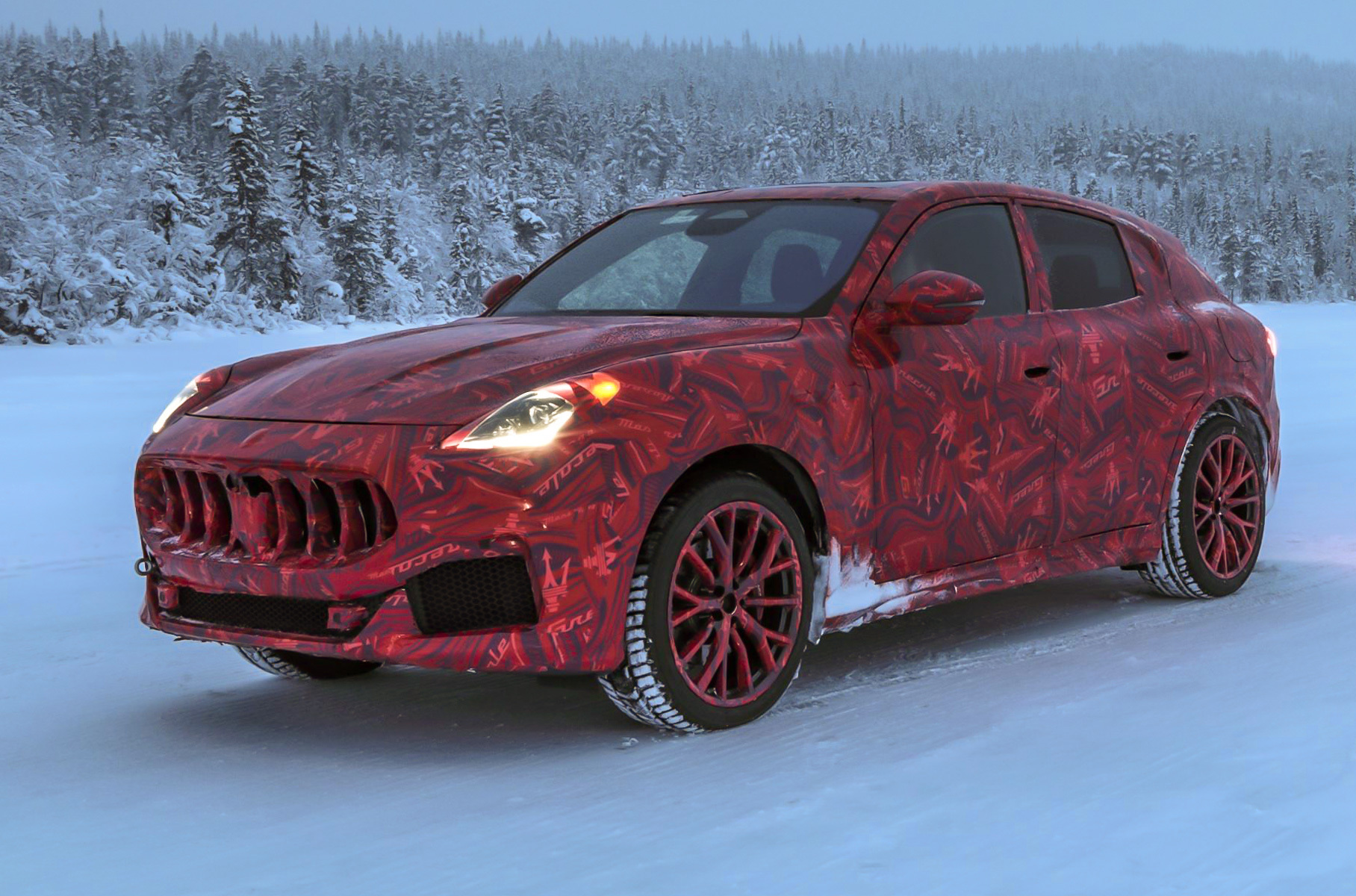 ###  Недавно компания [поделилась](https://motor.ru/news/grecale-winter-tests-26-01-2022.htm) новыми снимками своего второго кроссовера. Он проходит зимние испытания близ Арьеплуга (Швеция), расположенного неподалёку от Полярного круга. Вседорожник протестировали на льду озера, чтобы проверить устойчивость к морозу и настроить работу всех систем в различных режимах. Новинку нарекли по названию сильного ветра на Средиземном море, а заднеприводная архитектура Giorgio будет позаимствована у Alfa Romeo Giulia и Stelvio.