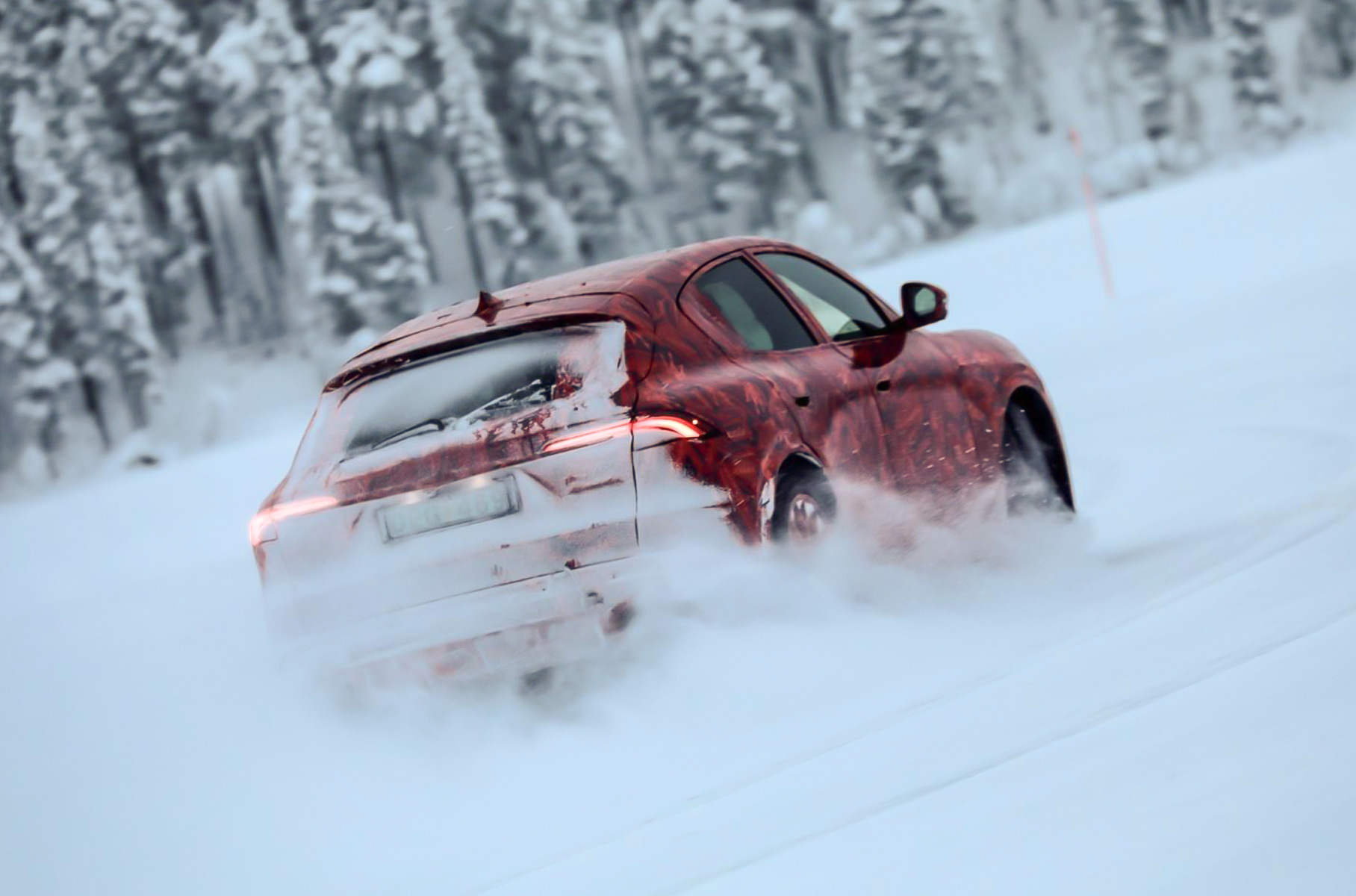 Дебют ожидается уже весной, но официальных данных о моторной линейке пока нет. Наверняка в гамме появятся двигатели Alfa Romeo. Модификация Trofeo, призванная соперничать с Porsche Macan GTS, могла бы получить «шестёрку» Nettuno разработки Maserati, но производитель обещал ставить этот агрегат лишь на модель MC20. Поэтому не исключено появление 2,9-литрового V6 от Giulia Quadrifoglio и Stelvio Quadrifoglio.